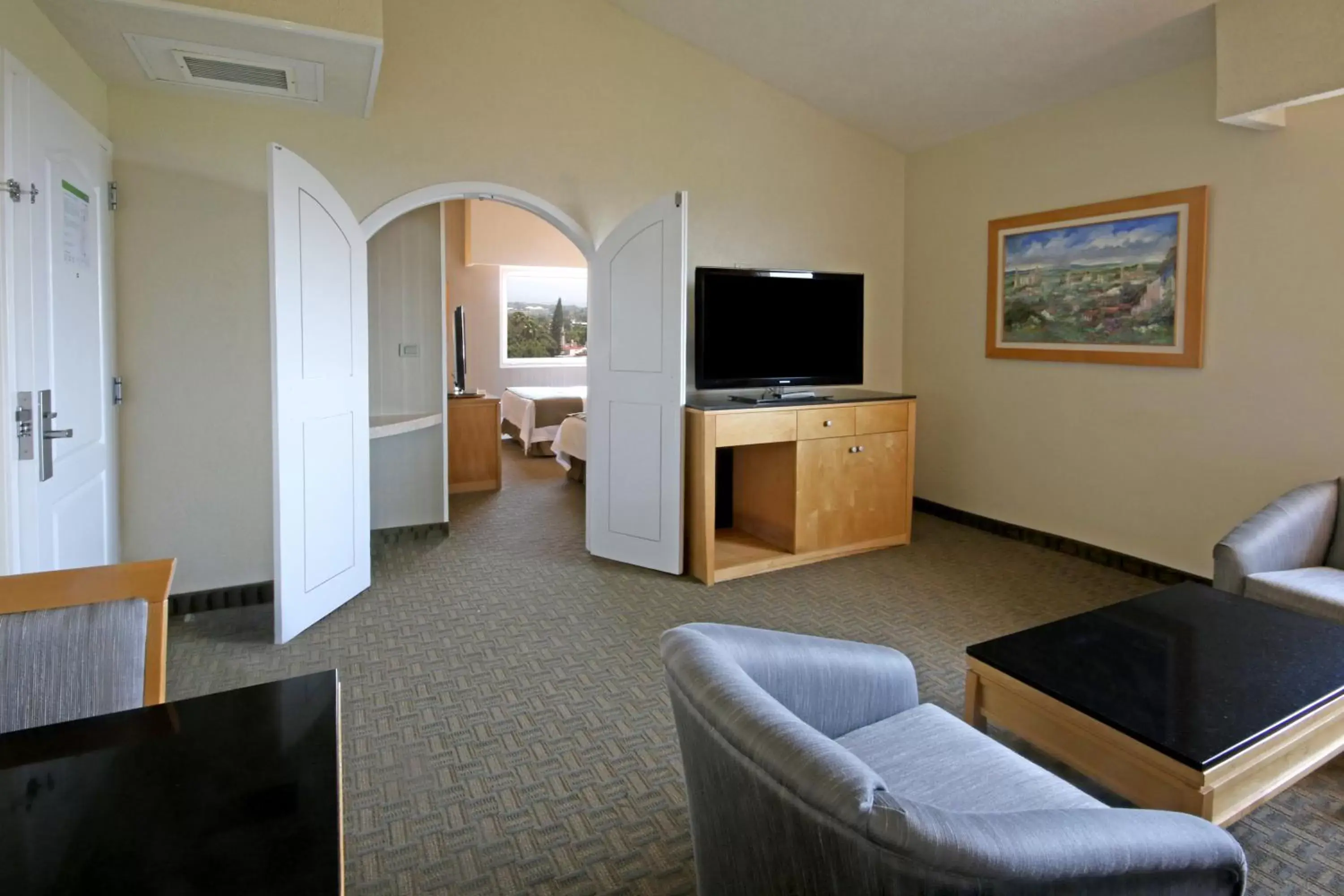 Photo of the whole room, TV/Entertainment Center in Holiday Inn Cuernavaca, an IHG Hotel