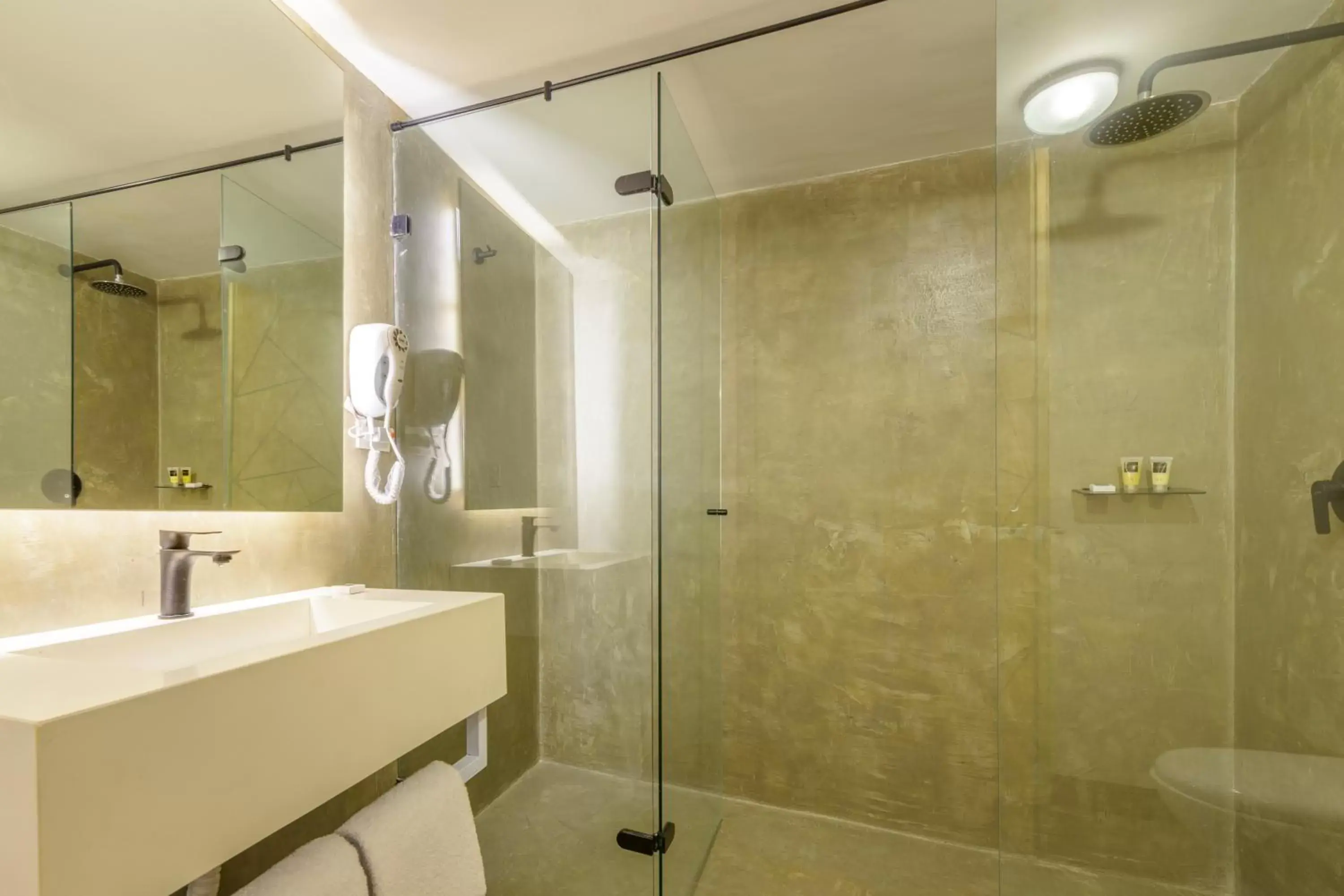 Shower, Bathroom in Hotel El Peñon by Bithotels