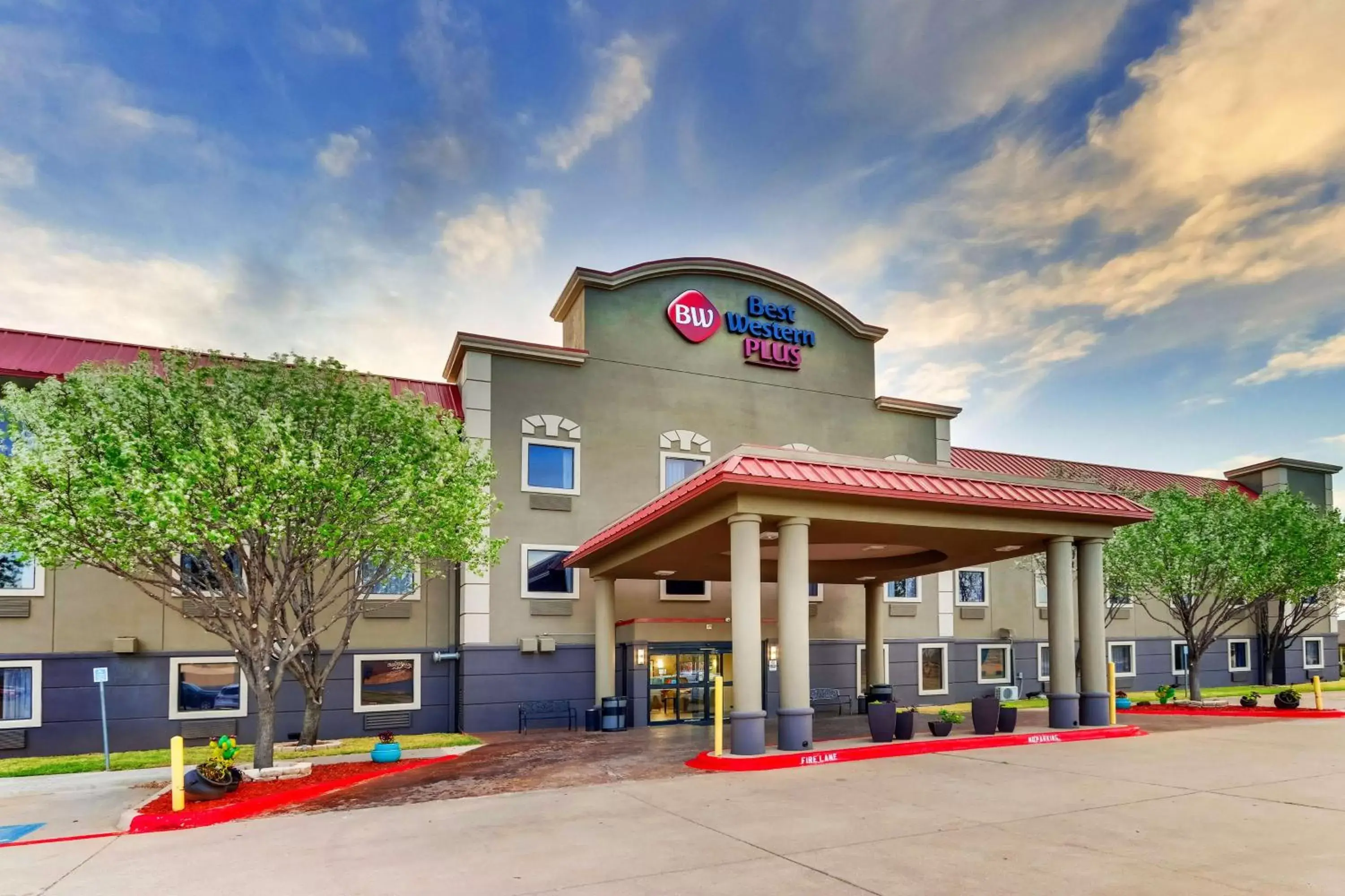 Property Building in Best Western PLUS University Inn & Suites