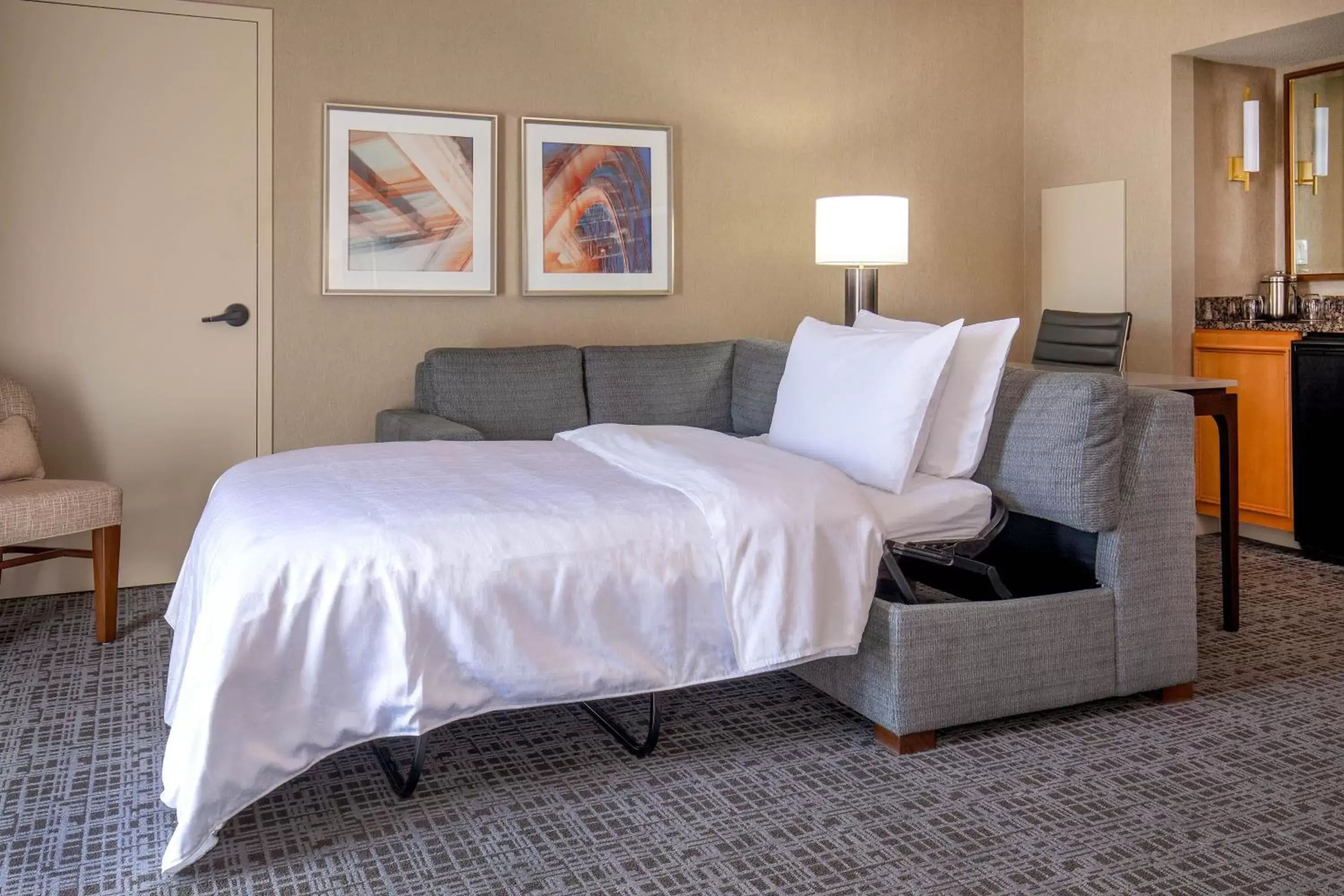 Photo of the whole room, Bed in Sheraton Music City Nashville Airport