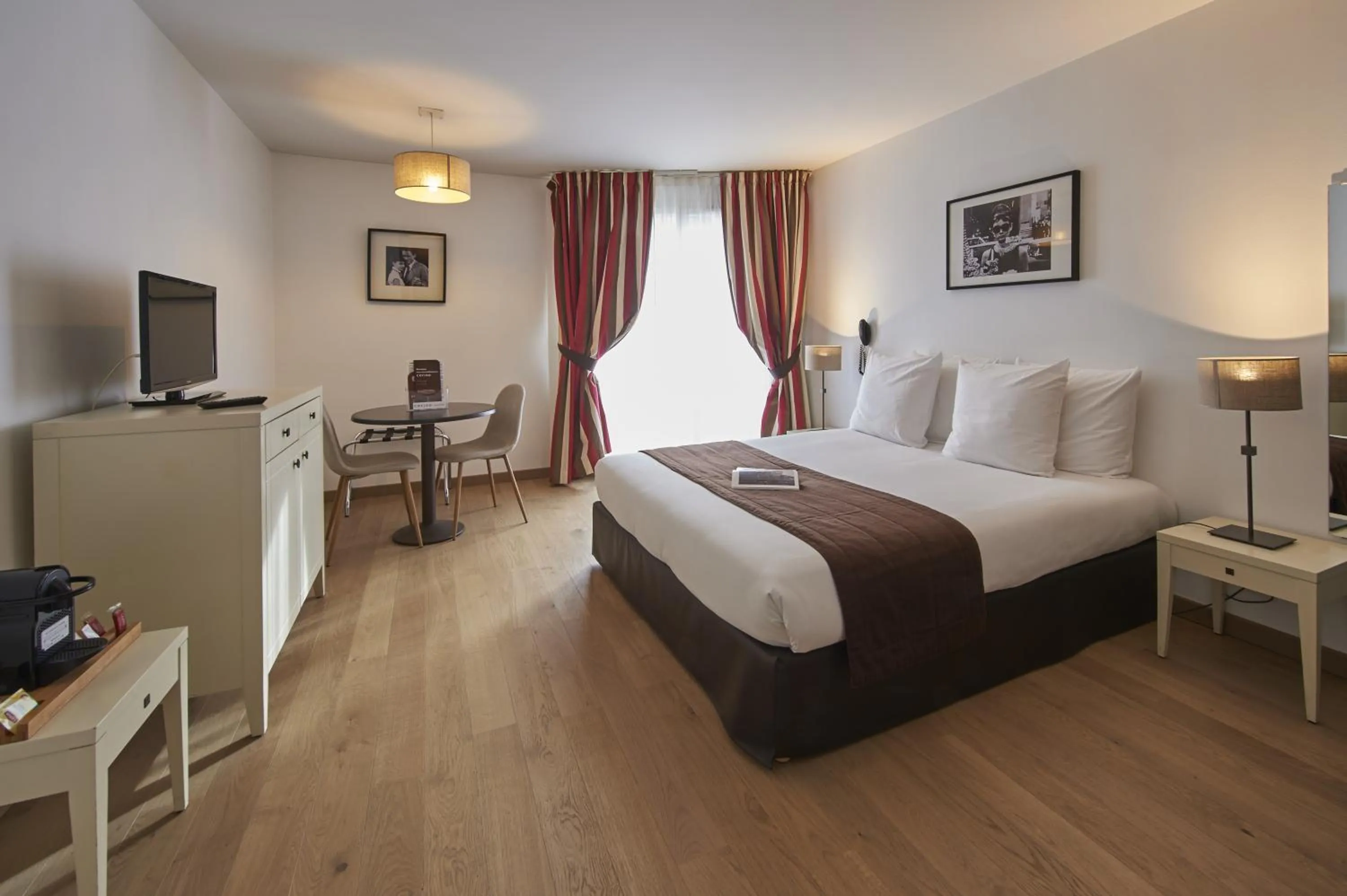 Bedroom, Bed in Hotel Cerise Chatou