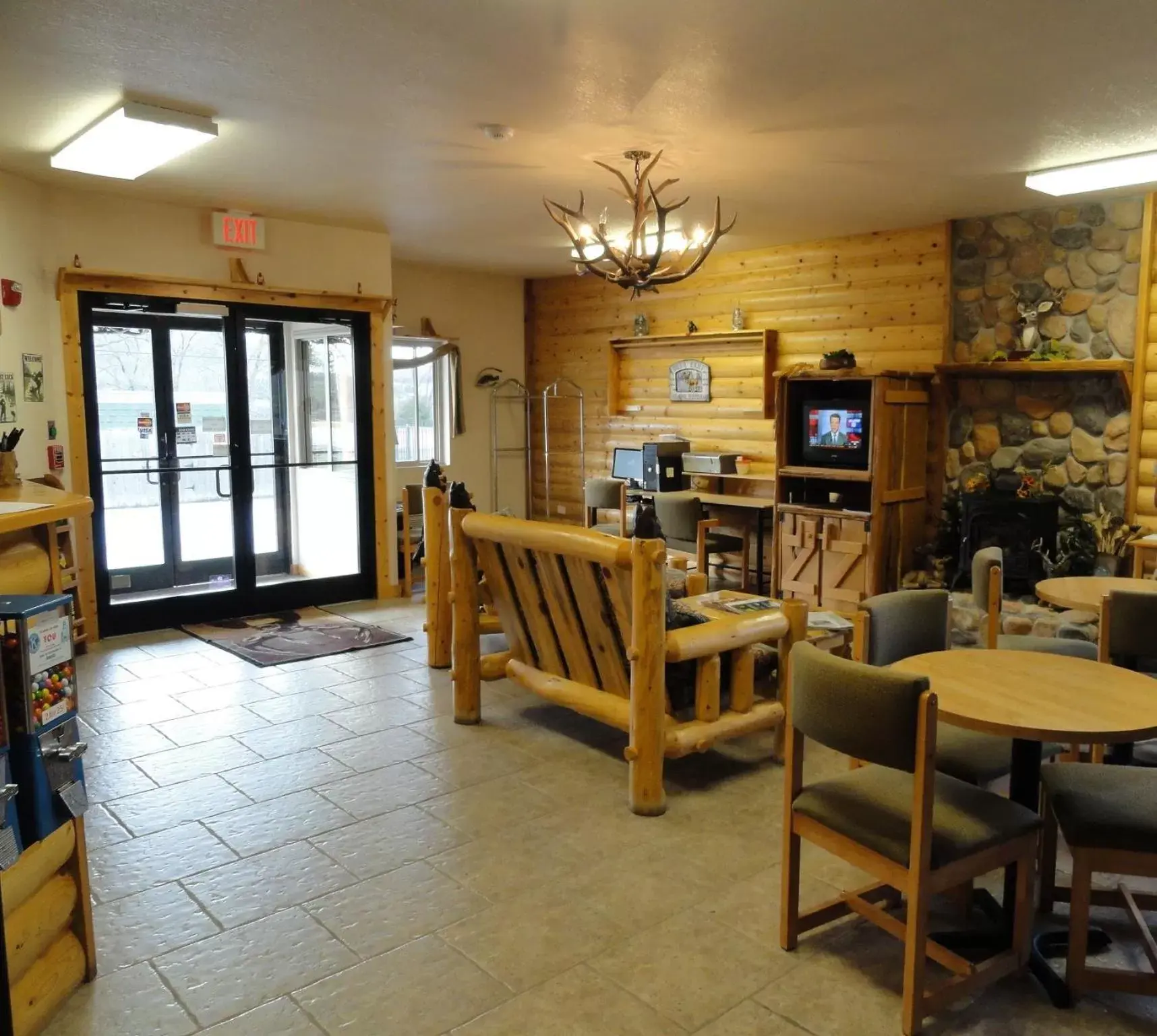 Restaurant/Places to Eat in Booneslick Lodge - Jane