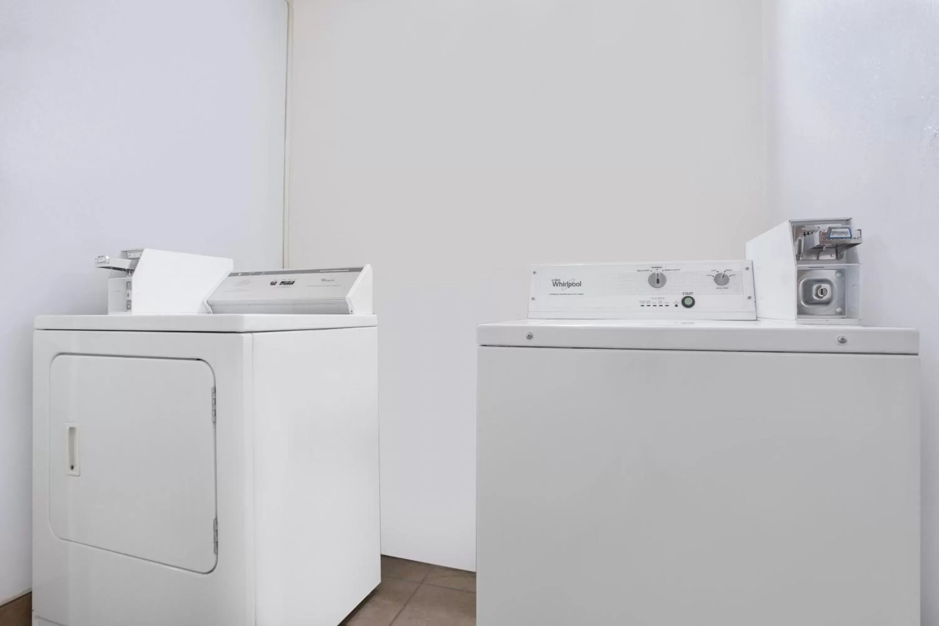 Property building in Super 8 by Wyndham Warner Robins Property building in Super 8 by Wyndham Warner Robins