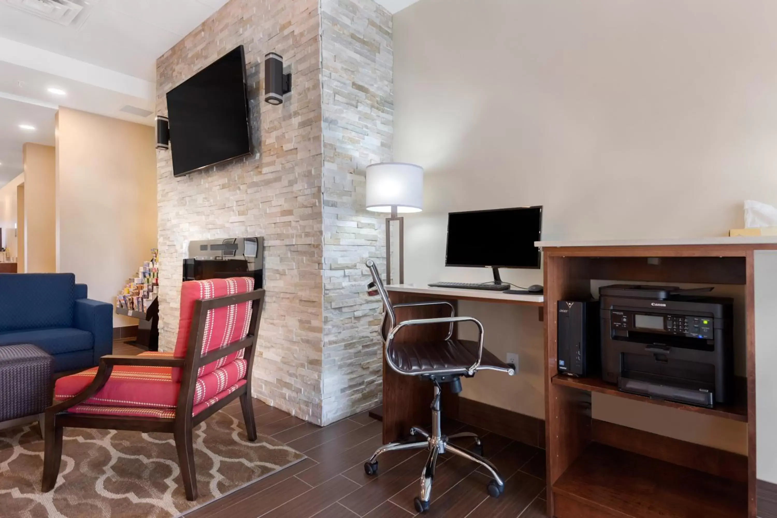 Seating area, TV/Entertainment Center in Comfort Inn & Suites