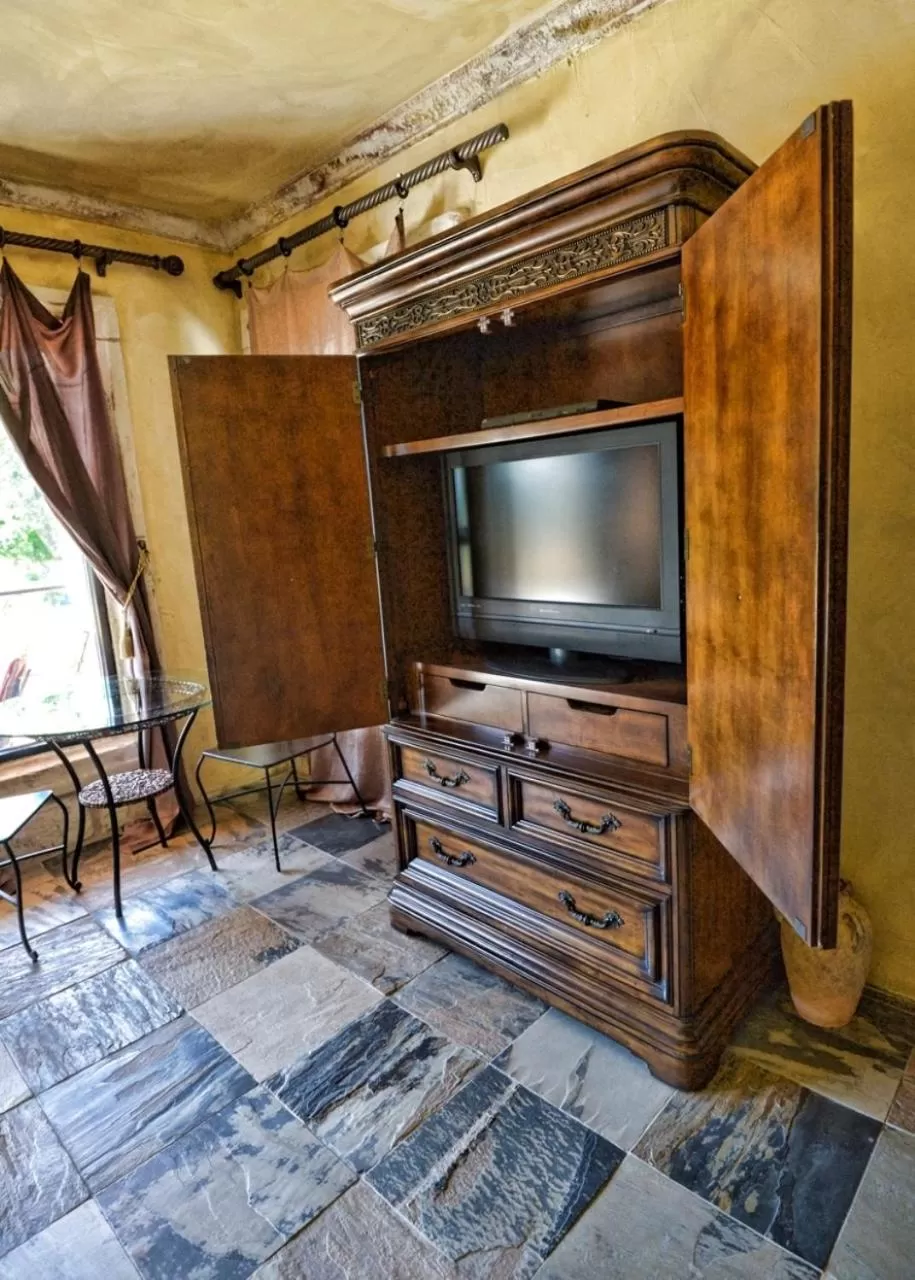 TV and multimedia in Blanco Riverside Cottages