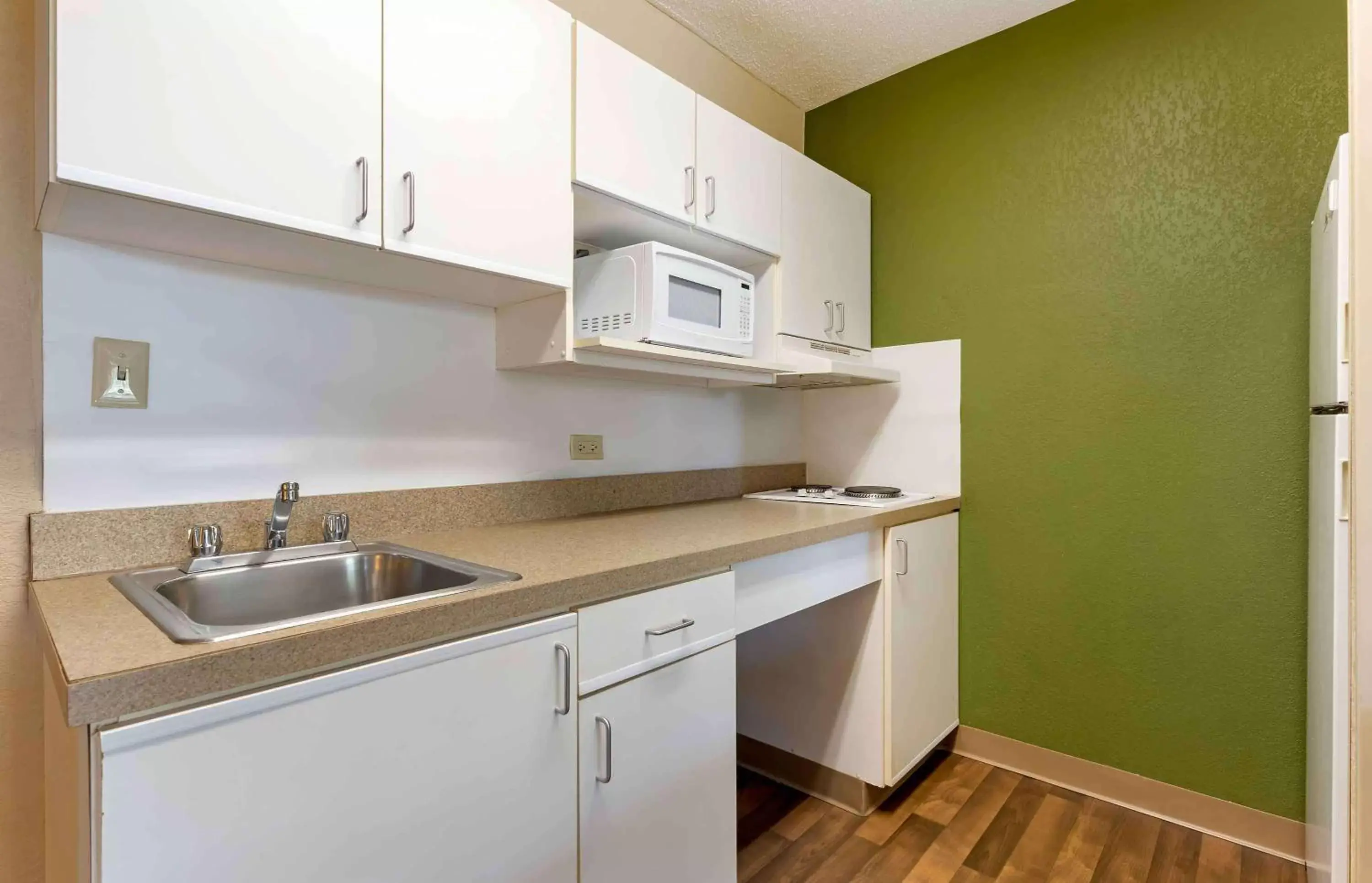 Bedroom, Kitchen/Kitchenette in Extended Stay America Select Suites - Chicago - Rolling Meadows