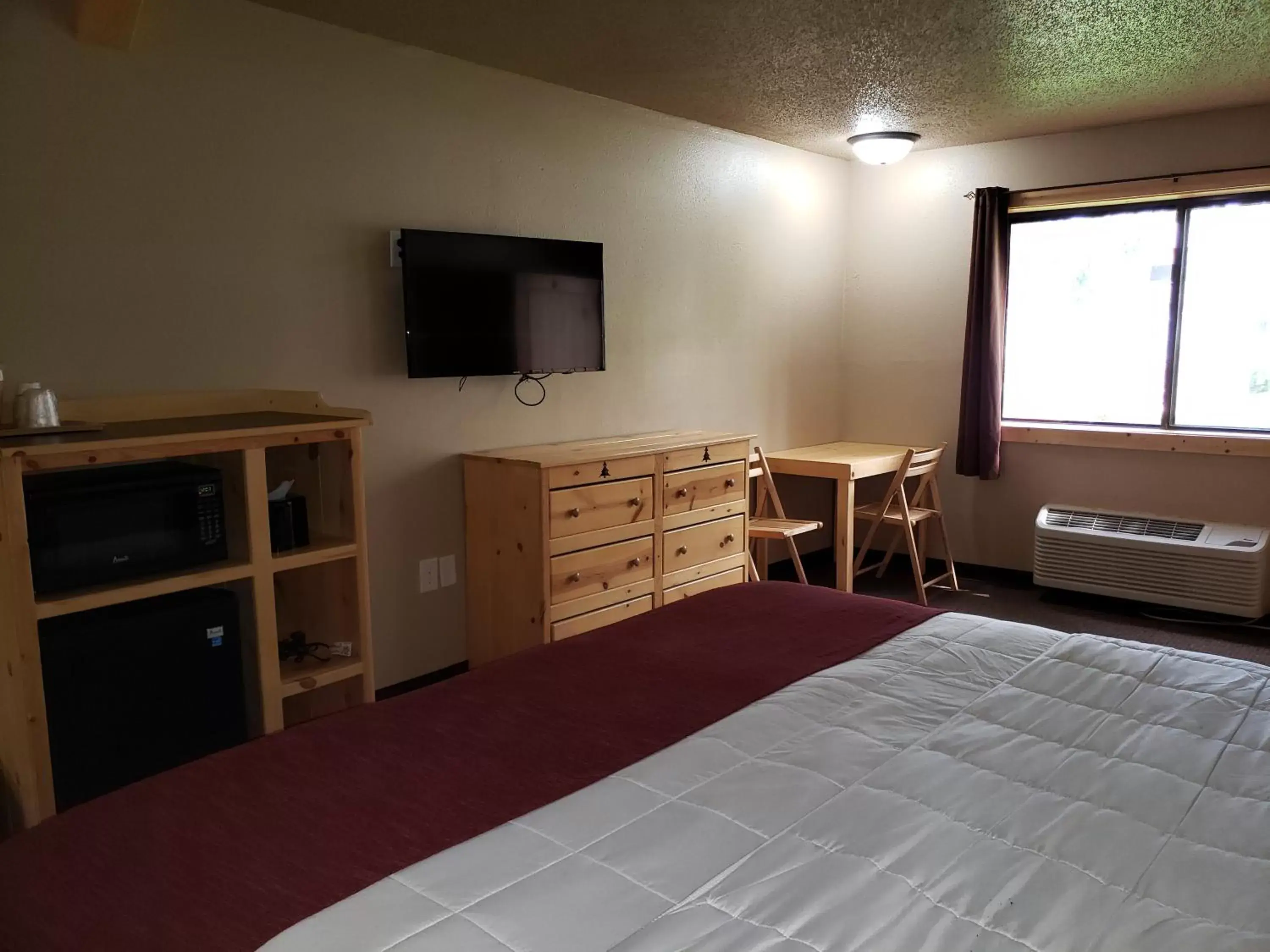 Bedroom, TV/Entertainment Center in Woodside Dells Hotel & Suites