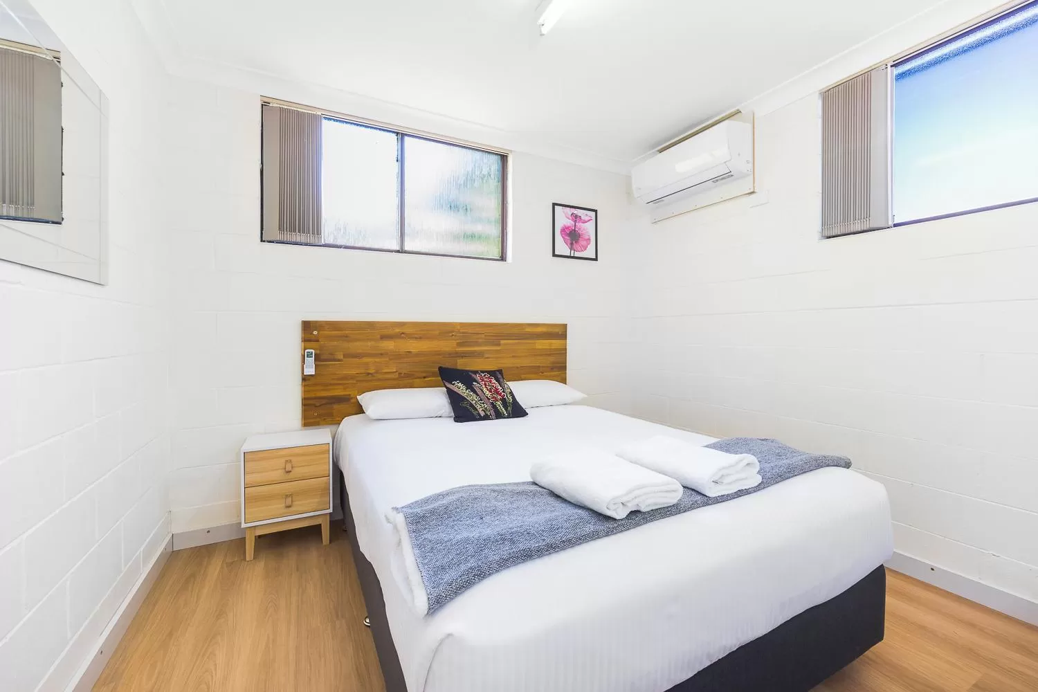 Bed in Plainsman Motel