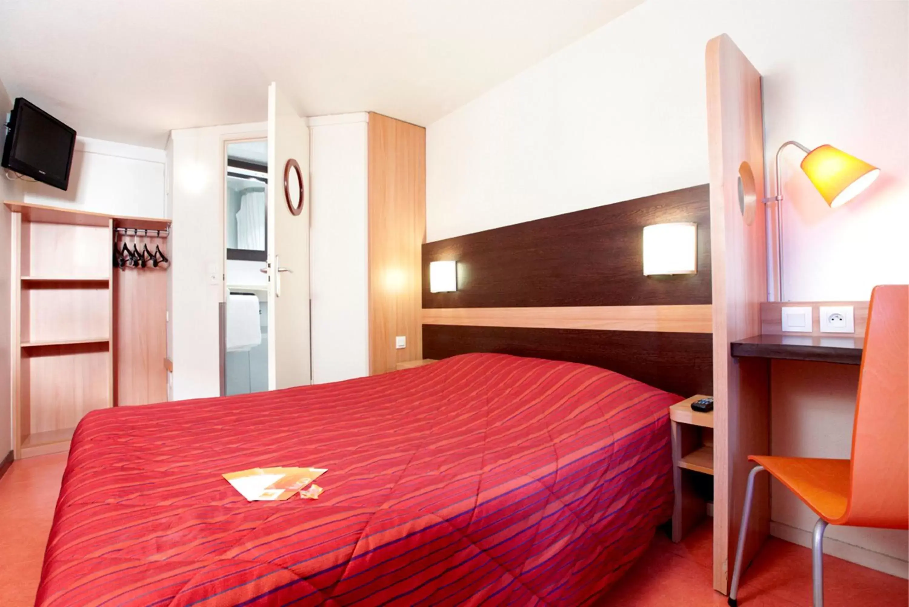 Bedroom, Bed in Premiere Classe Valenciennes Sud - Rouvignies