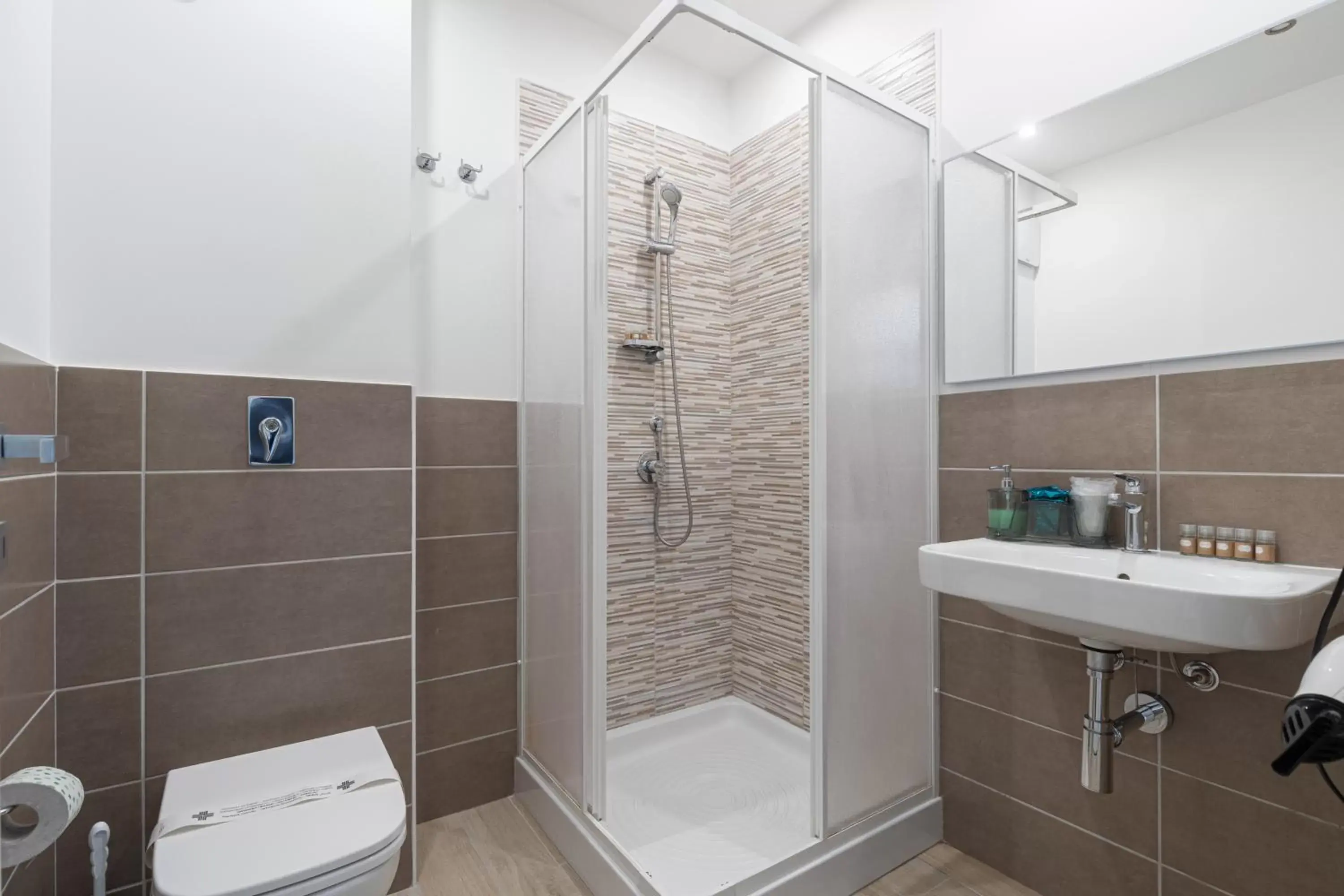 Shower, Bathroom in Palermo Blu - Multi Suite