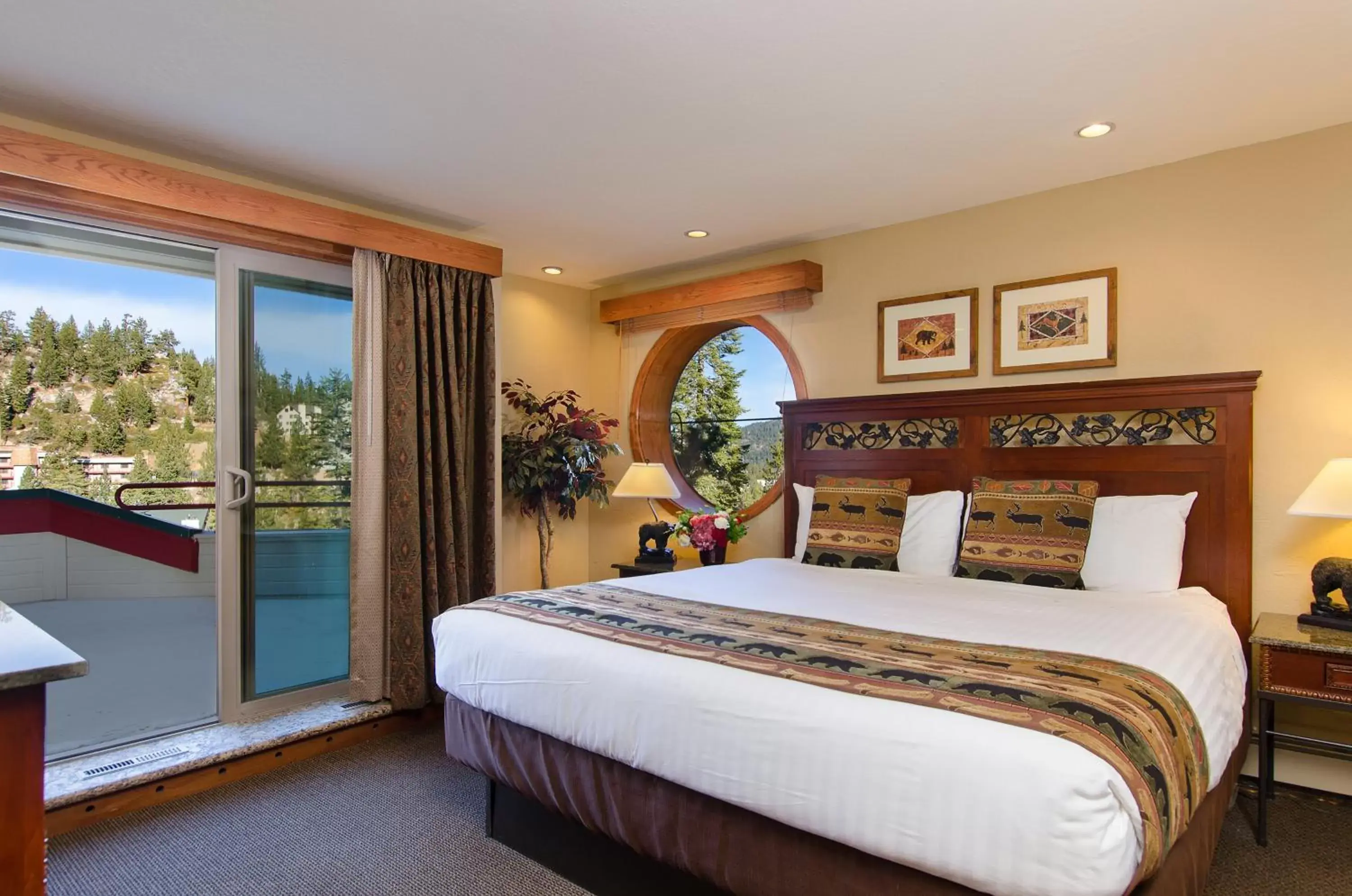 Photo of the whole room, Room Photo in Holiday Inn Club Vacations - Tahoe Ridge Resort, an IHG Hotel