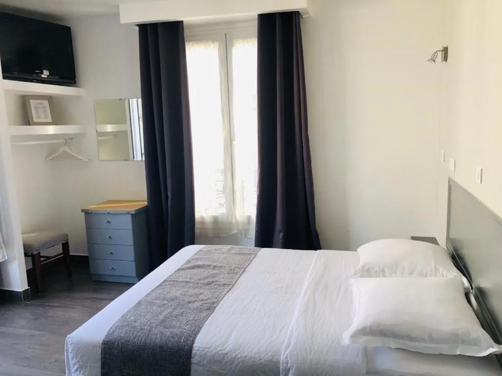 Bed in Hôtel Clauzel Paris