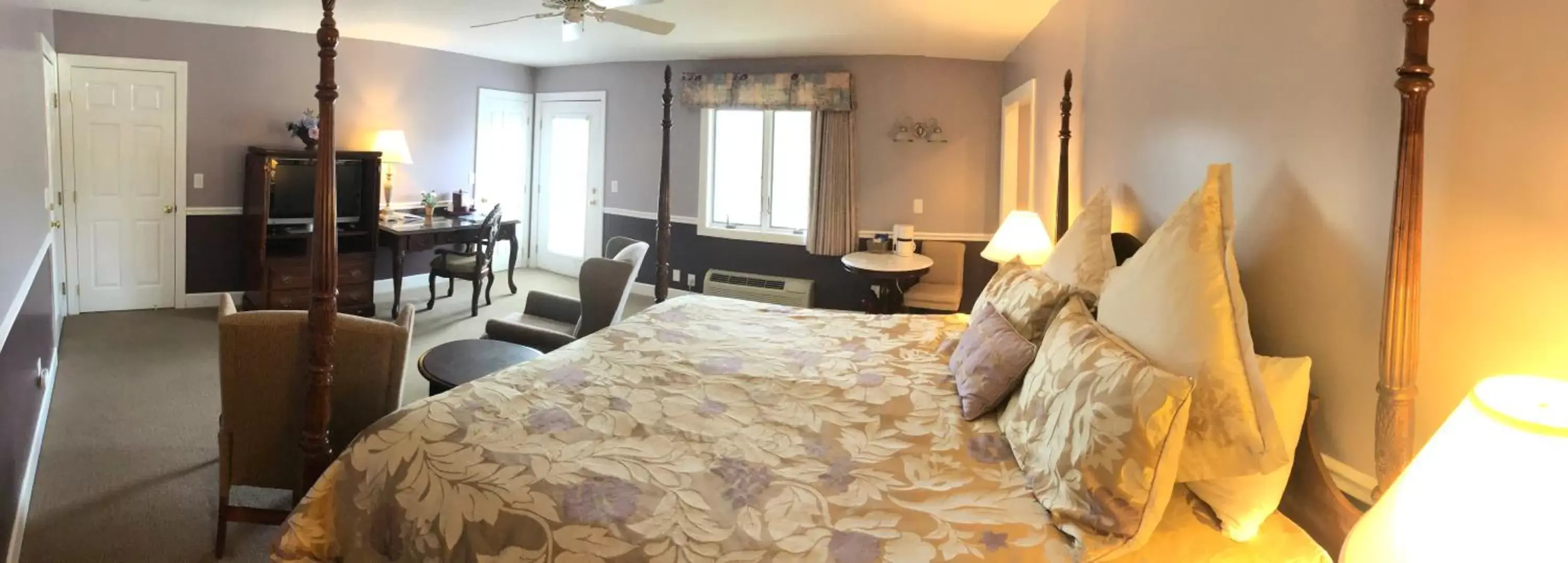 Bed in Boxwood Lodge Blowing Rock near Boone-University Bed in Boxwood Lodge Blowing Rock near Boone-University