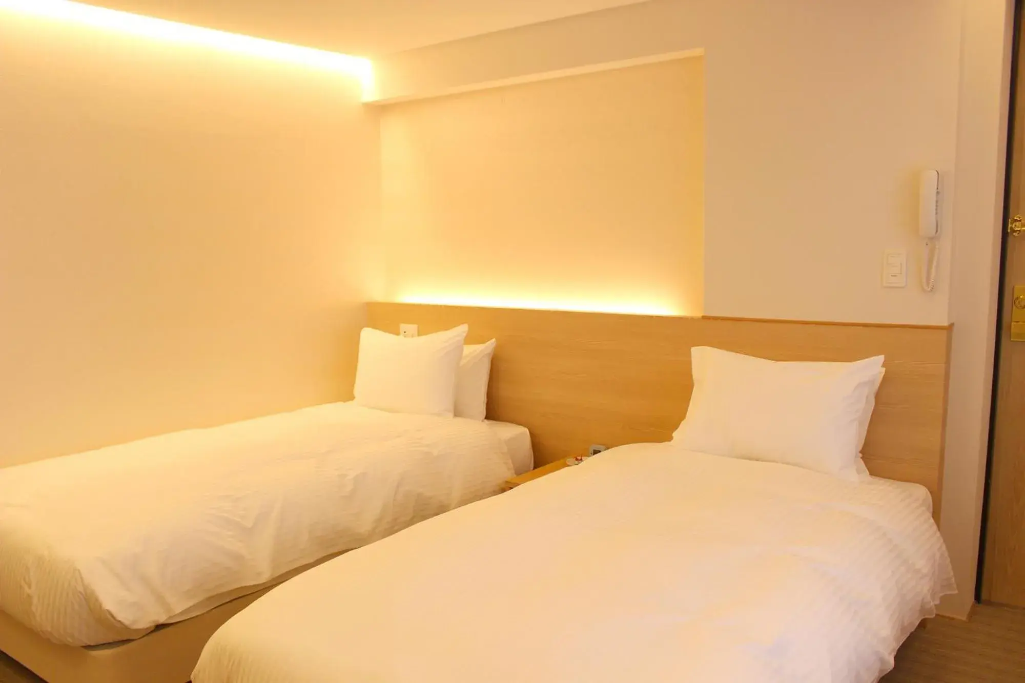 Photo of the whole room, Bed in Hachi Inn