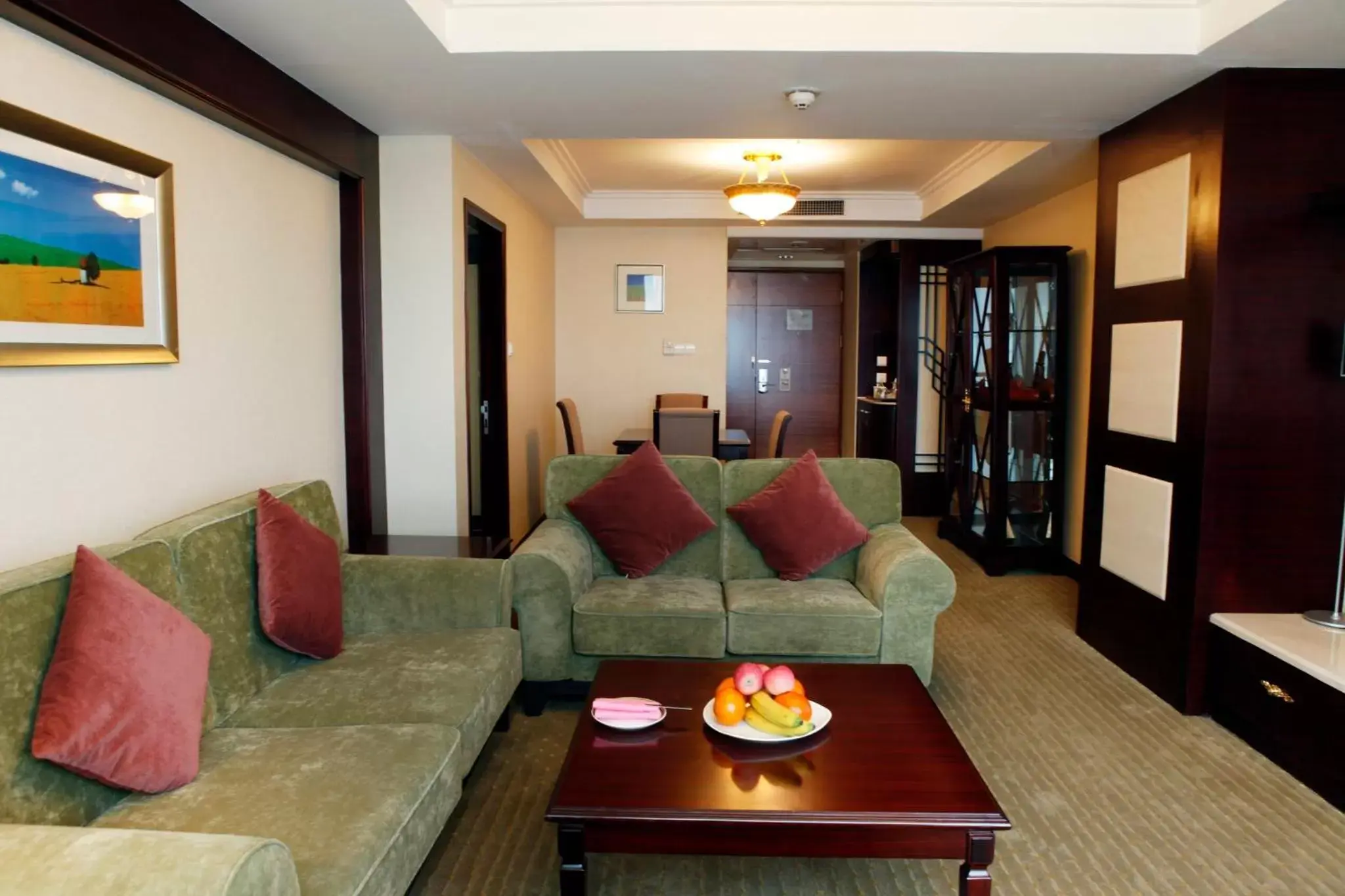 Photo of the whole room, Seating Area in Holiday Inn Shenzhen Donghua, an IHG Hotel