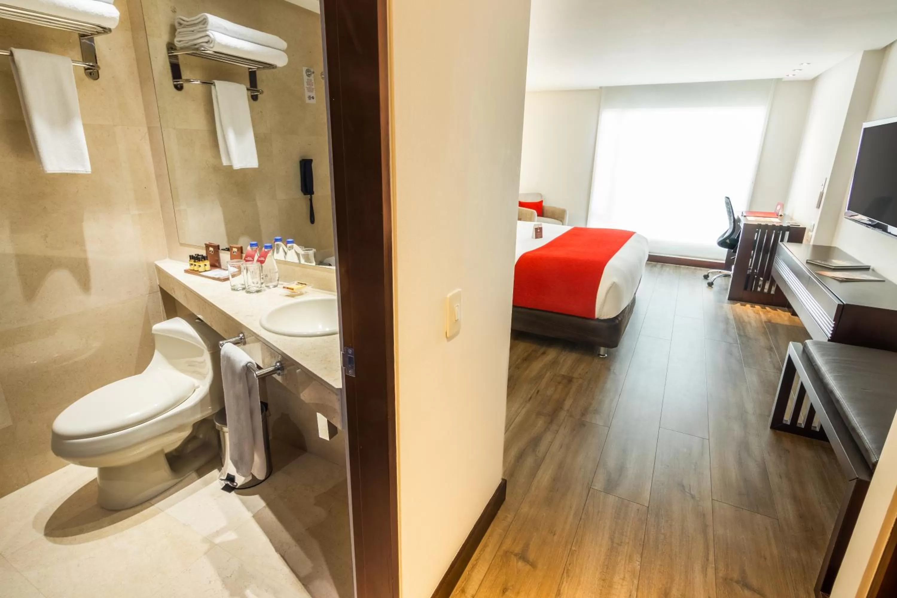 Bathroom, Bed in Best Western Plus 93 Park Hotel