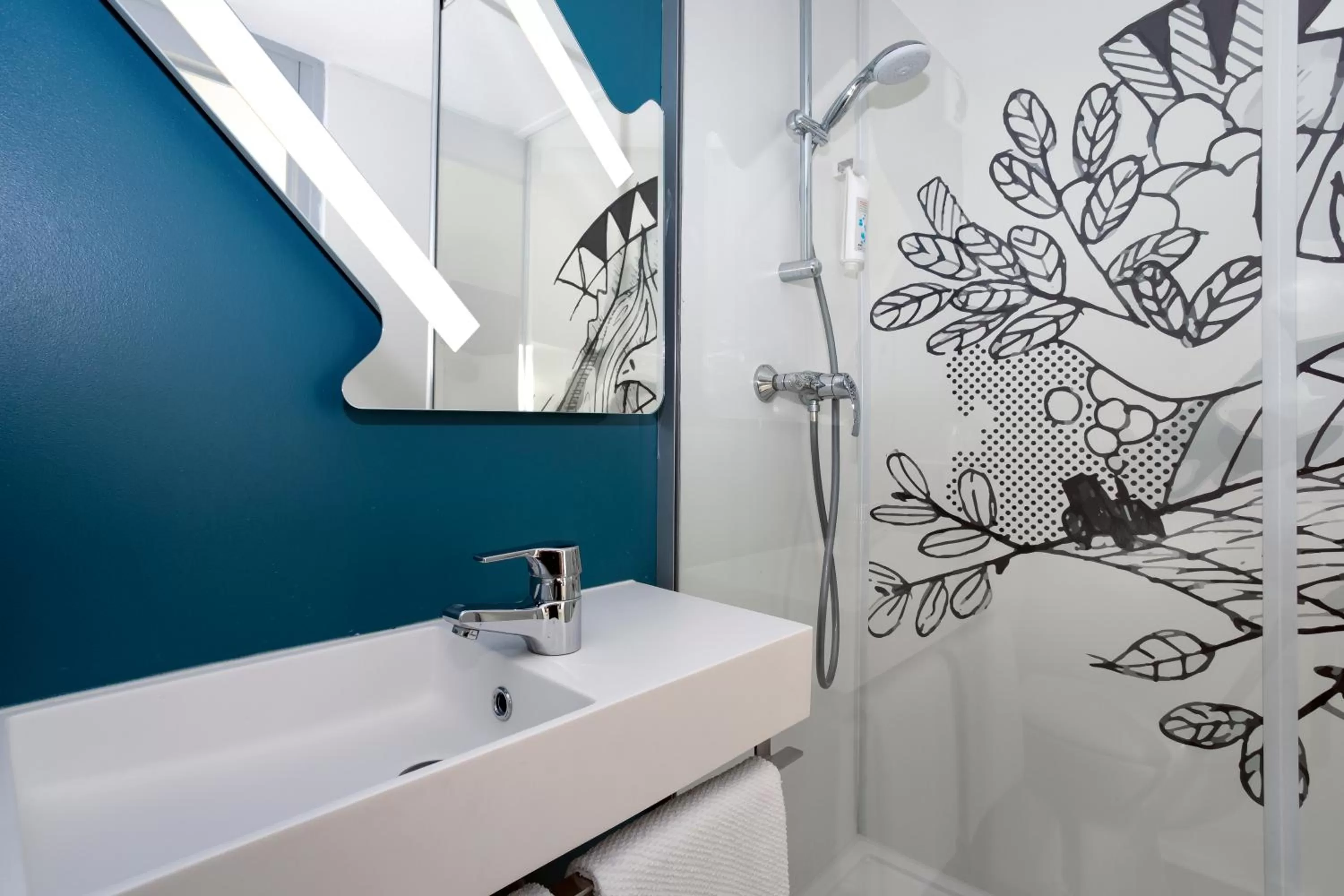 Bathroom in Ibis budget Lorient Caudan