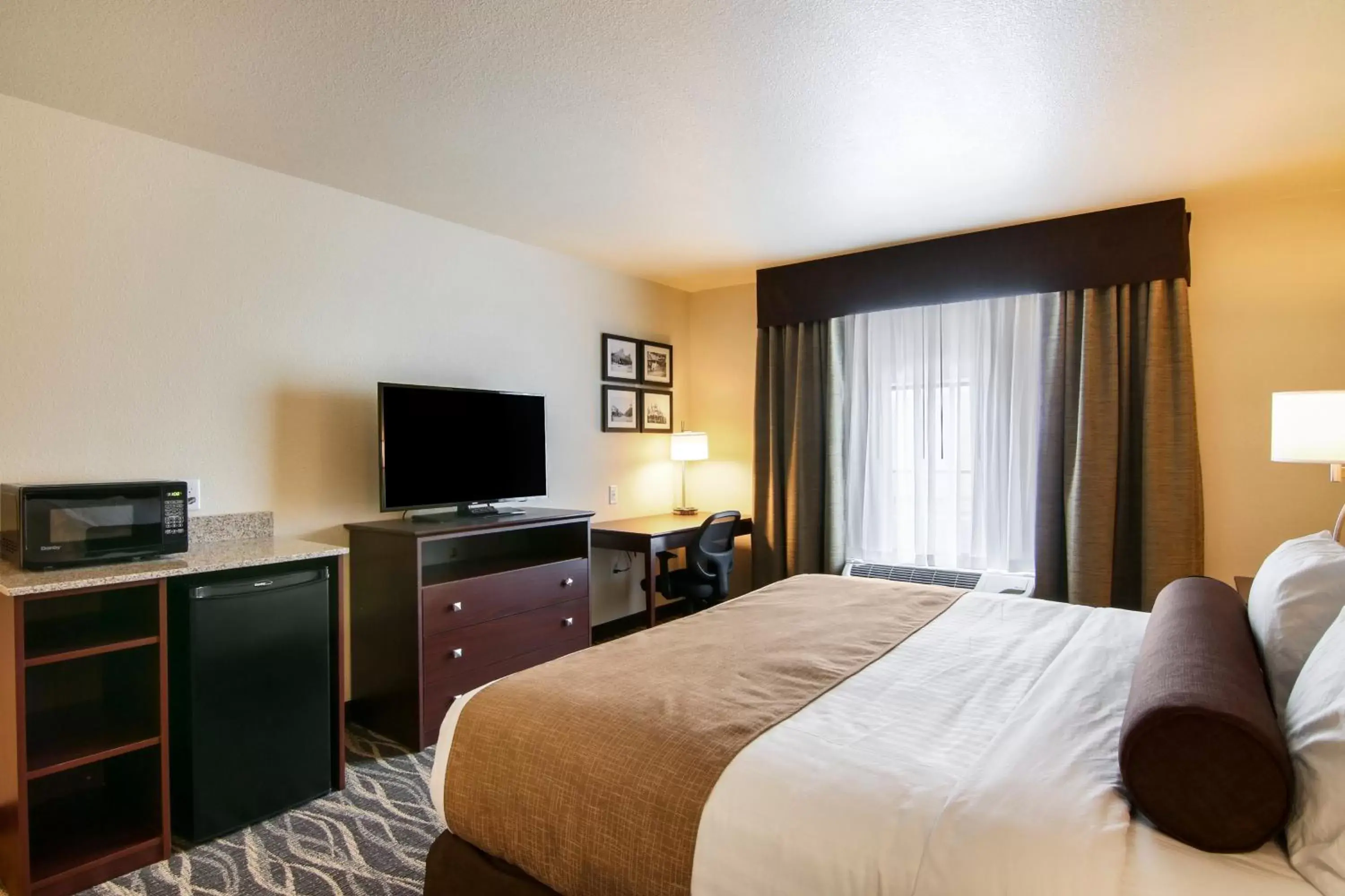 Bed, TV/Entertainment Center in Cobblestone Inn & Suites - Menomonie/UW-Stout