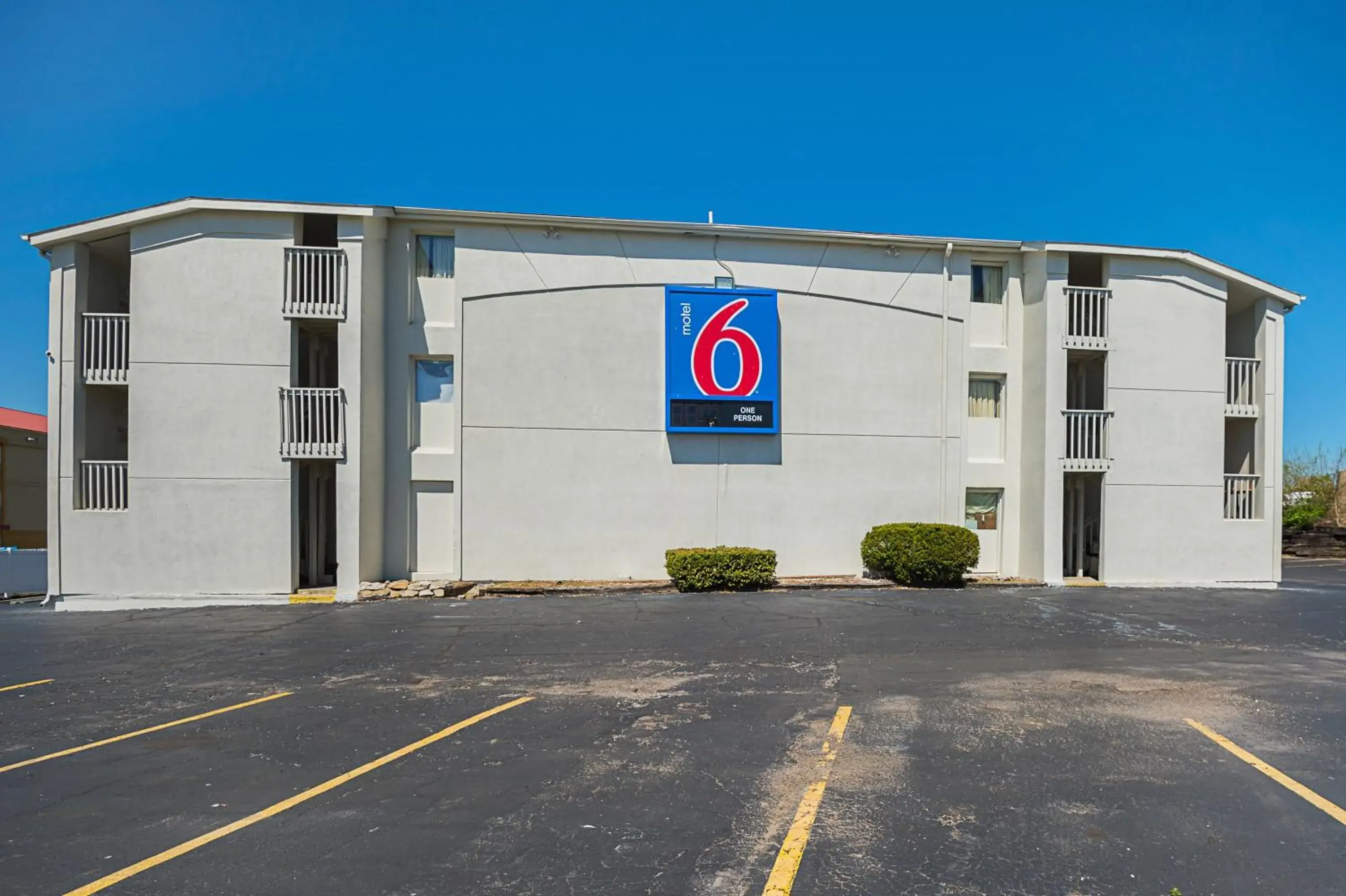 Facade/entrance, Property Building in Motel 6 Blue Springs, MO