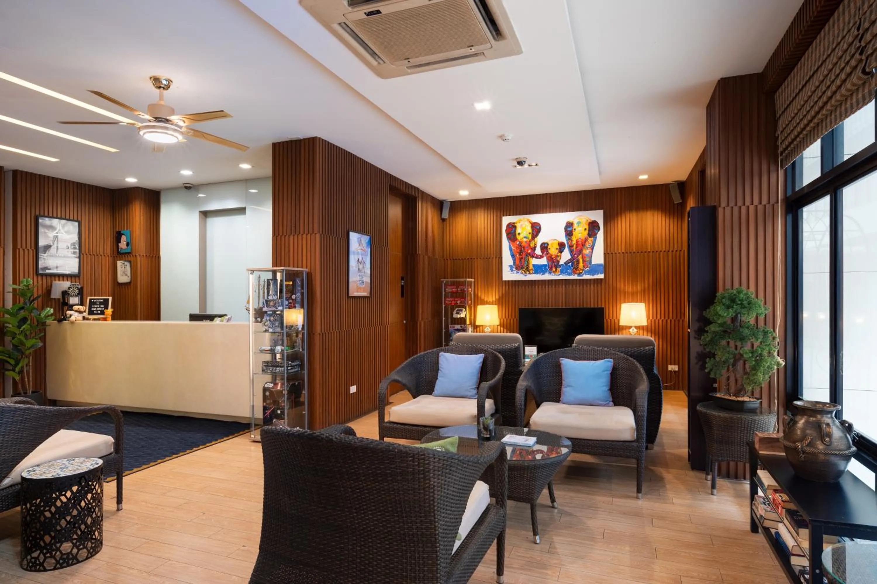 Seating area in iCheck inn Gems Center Silom