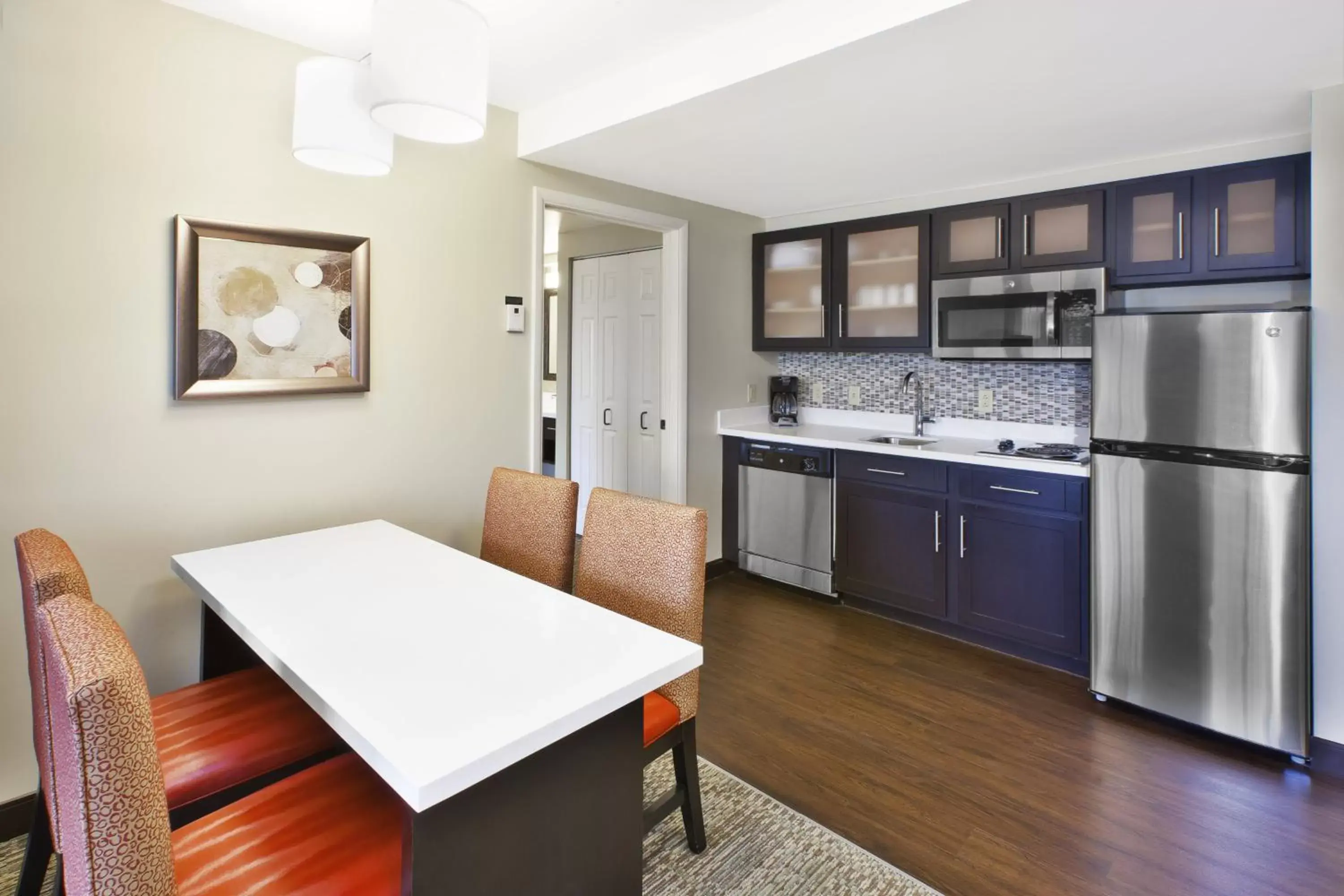 Photo of the whole room, Kitchen/Kitchenette in Staybridge Suites Cleveland Mayfield Heights Beachwood, an IHG Hotel