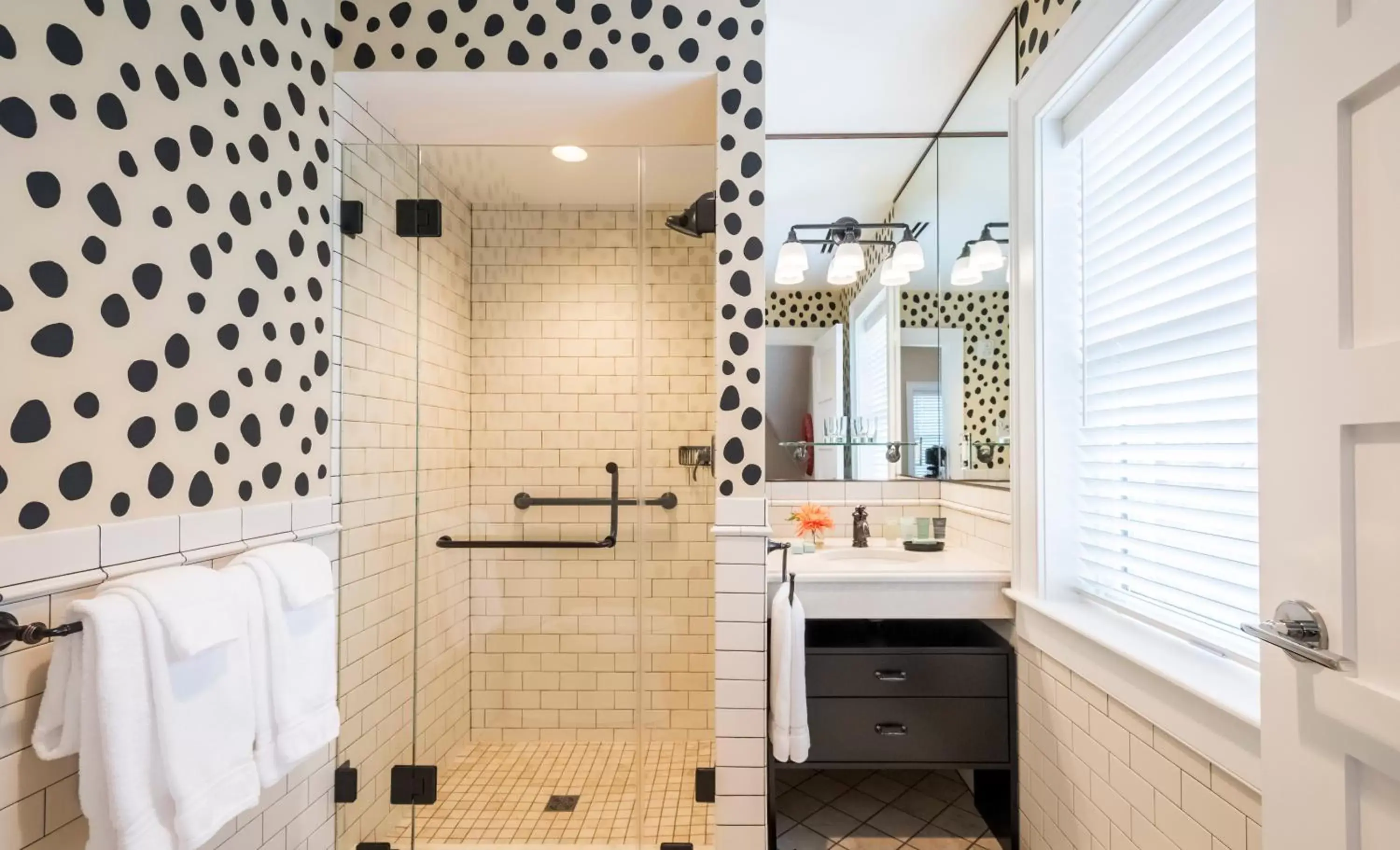 Bathroom, Kitchen/Kitchenette in Inns of Aurora Resort & Spa