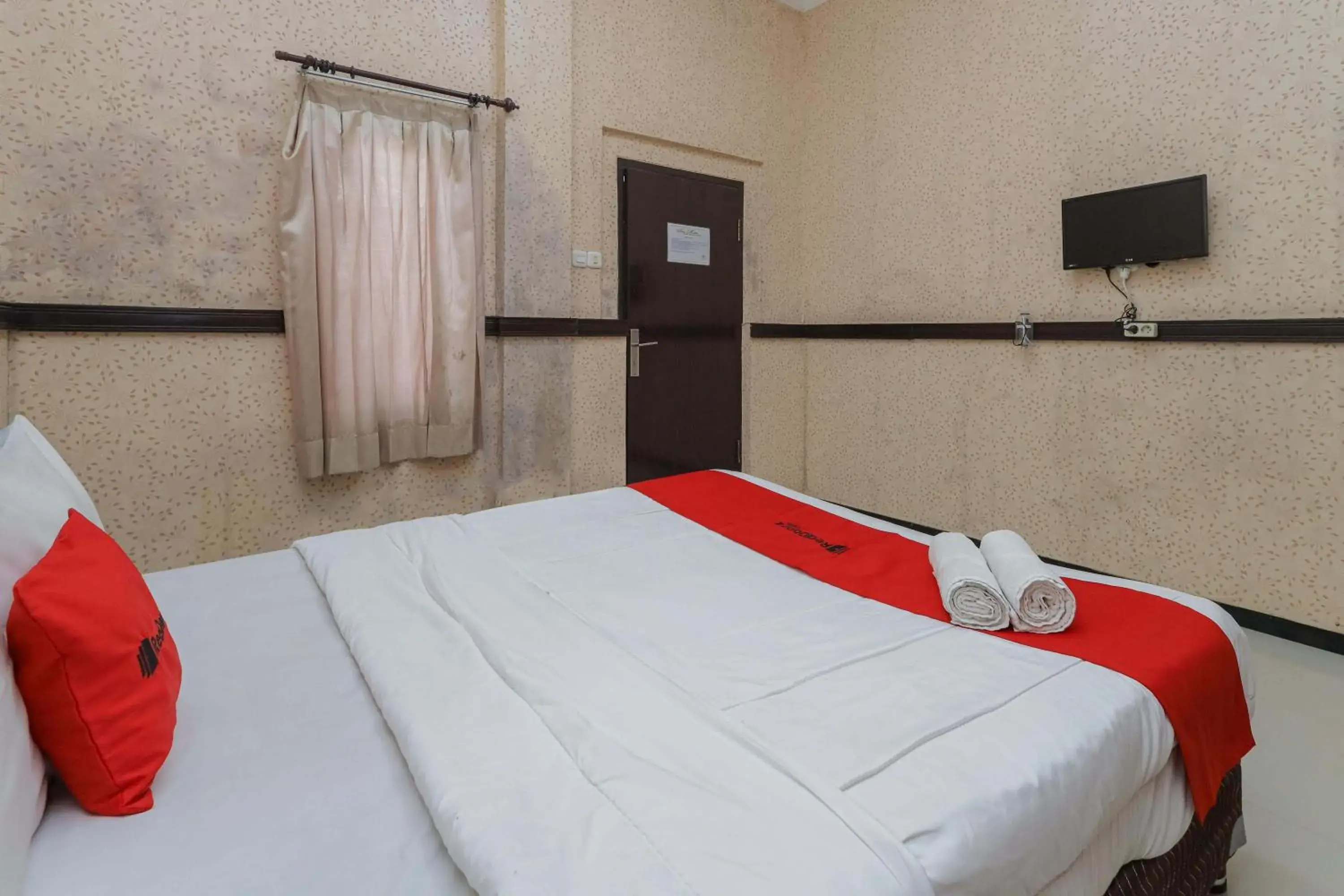 Bed in OYO 564 Bunga Matahari Guest House And Hotel