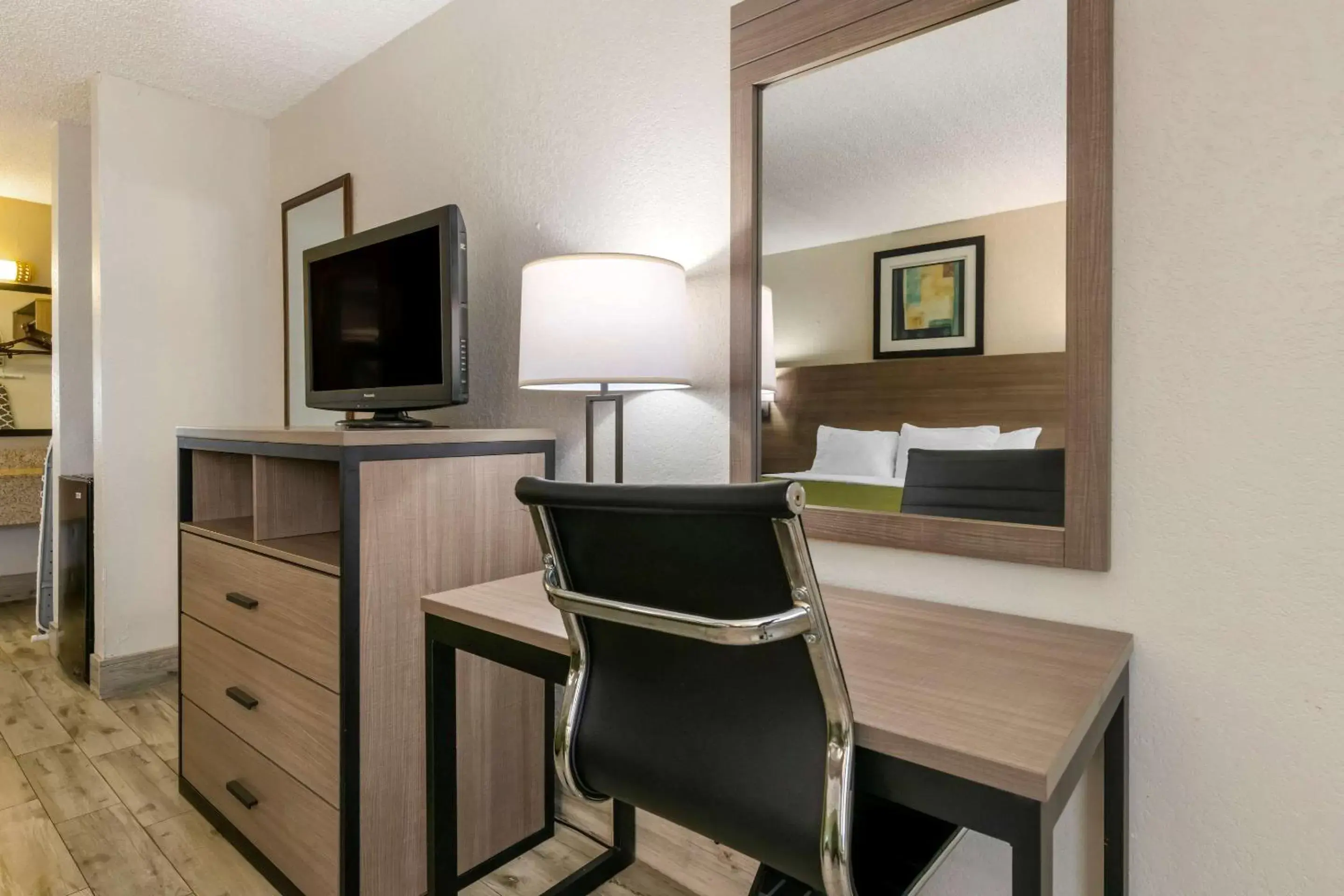 Bedroom, TV/Entertainment Center in Quality Inn - Saint Augustine Outlet Mall