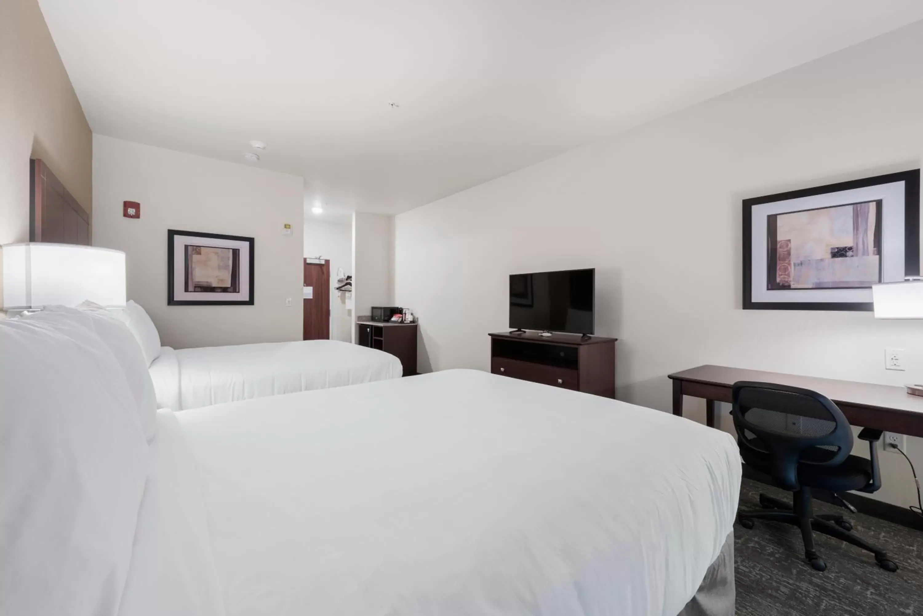 Bed in Cobblestone Hotel & Suites - Urbana