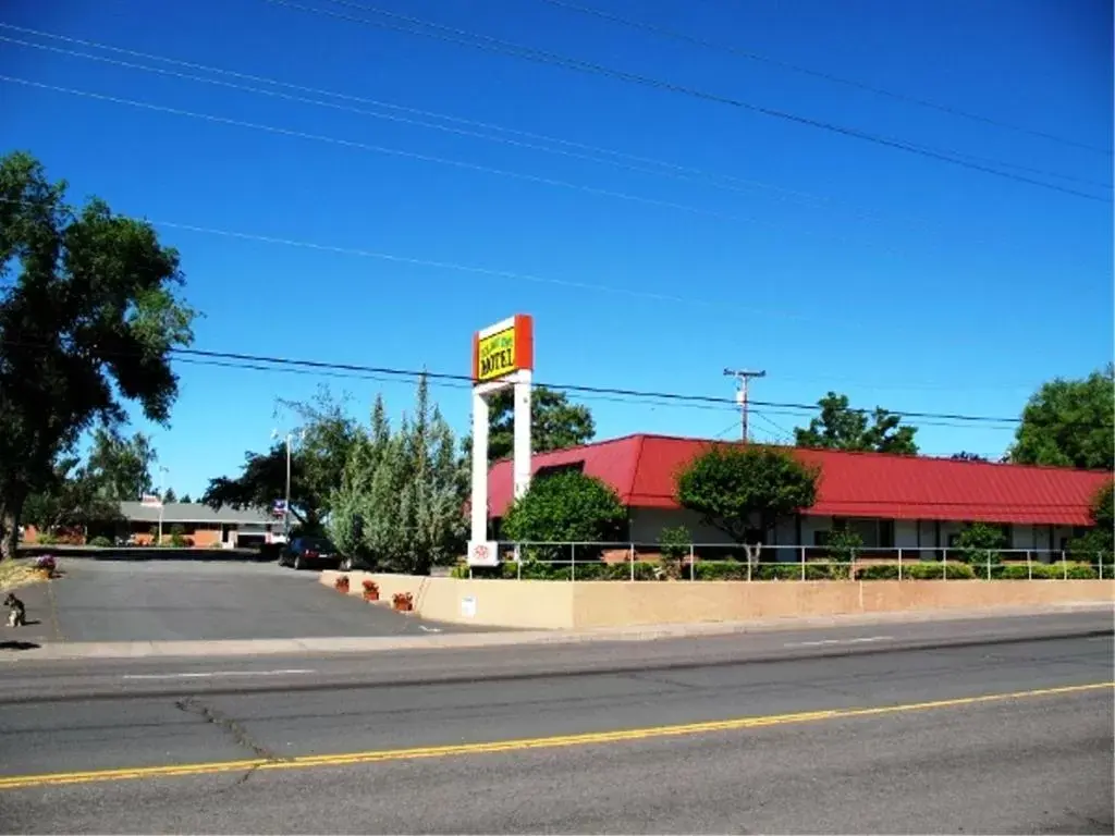 Property Building in Golden West Motel