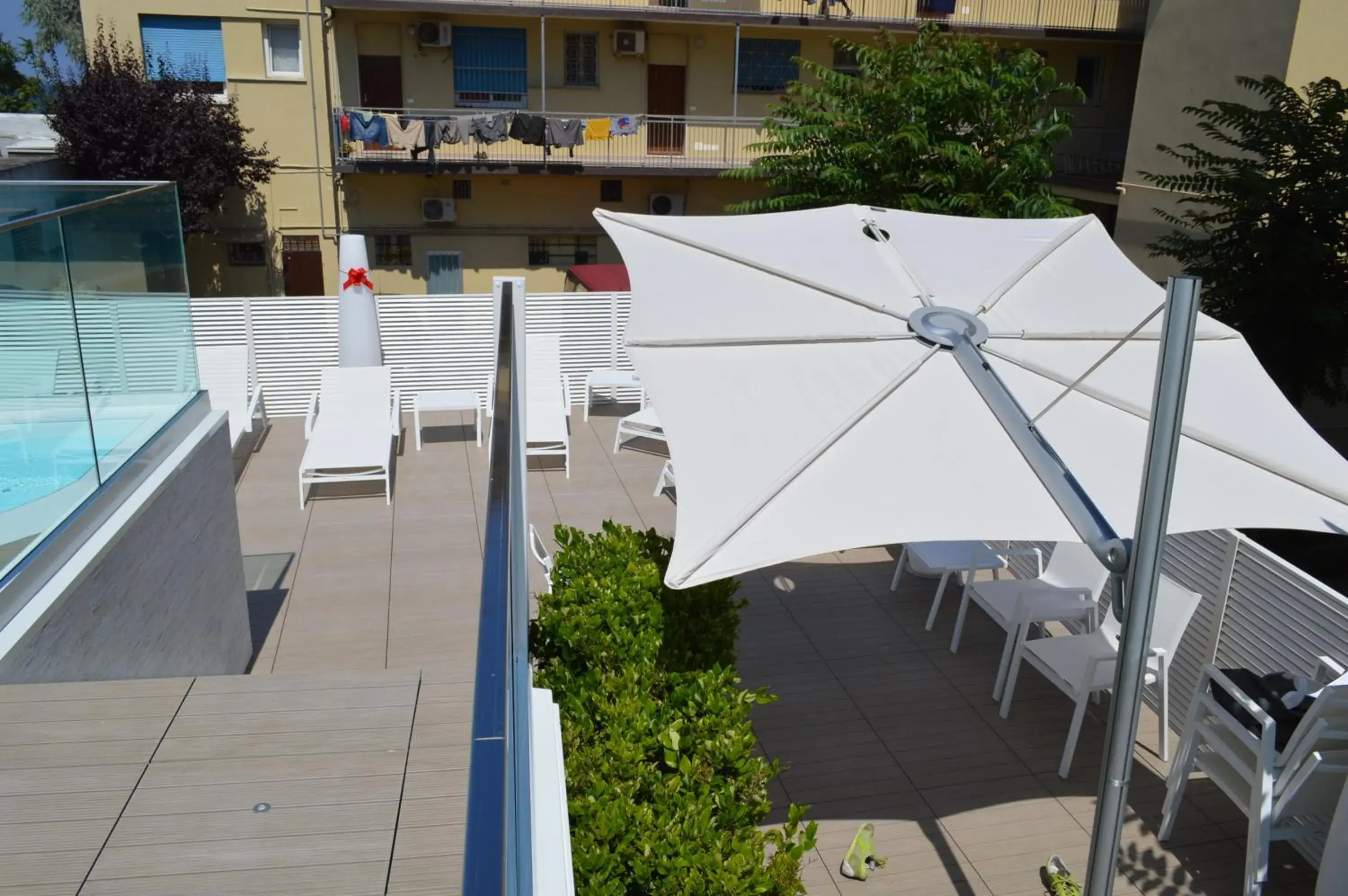 Solarium, Pool View in Hotel Villa Paola