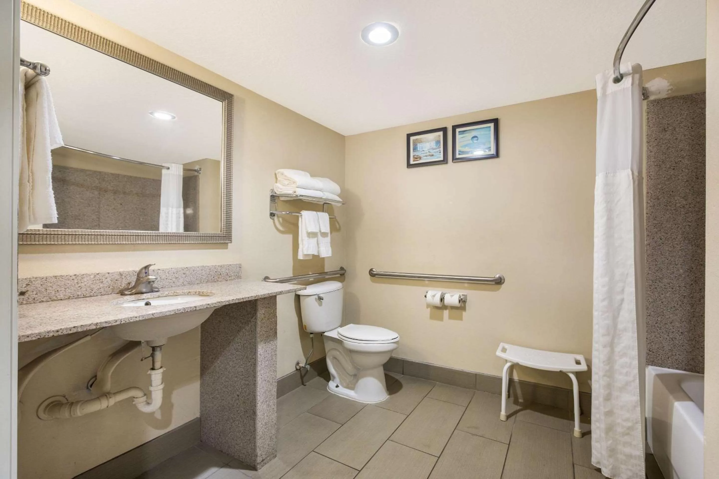 Photo of the whole room in Comfort Suites Forsyth near I-75