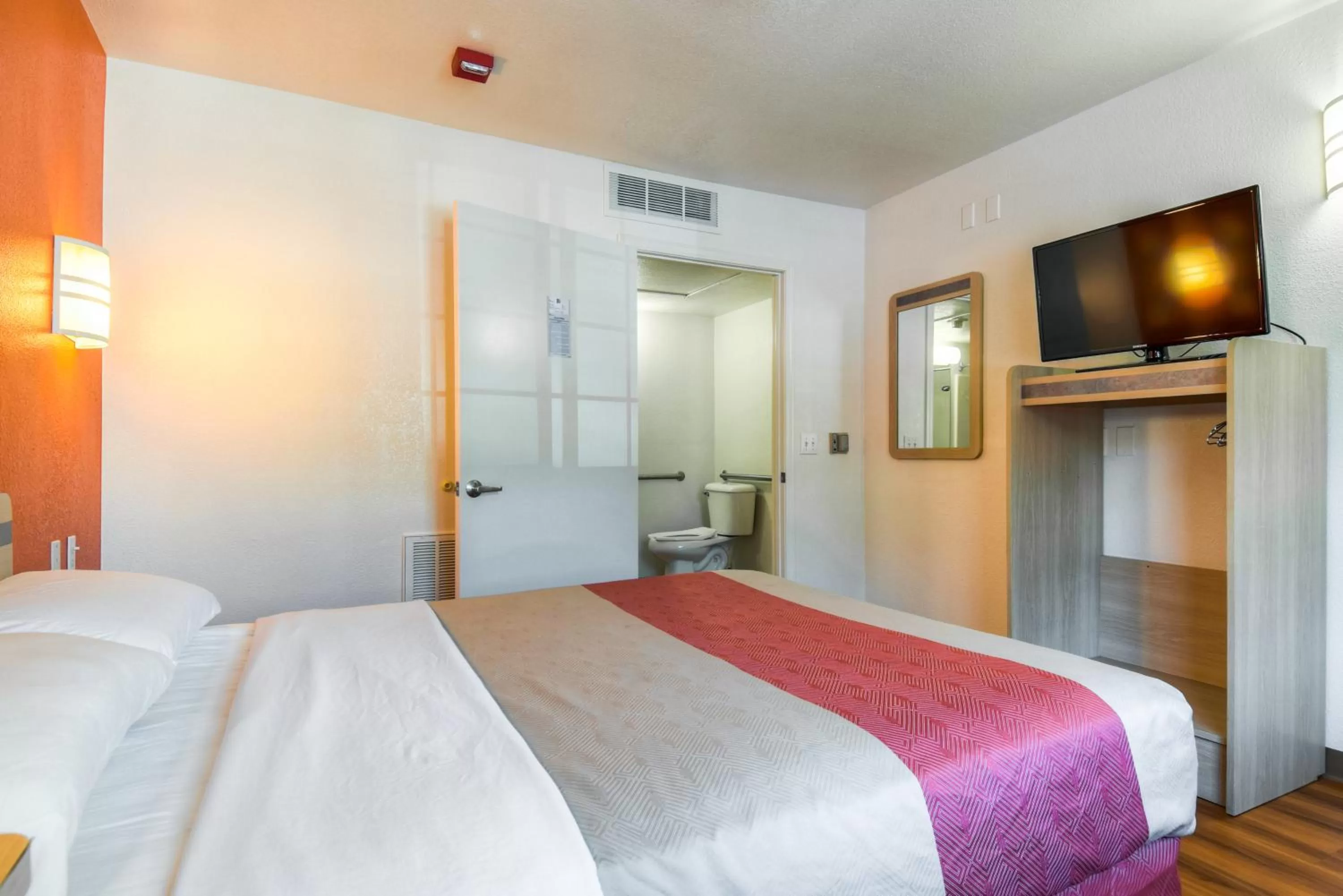 Bed in Motel 6-Pomona, CA - Los Angeles