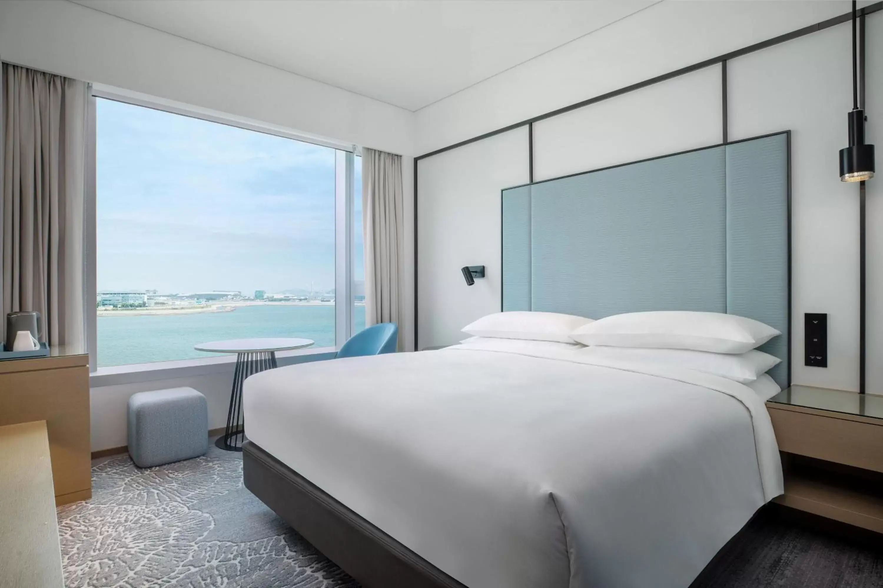 Photo of the whole room, Bed in Four Points by Sheraton Hong Kong, Tung Chung