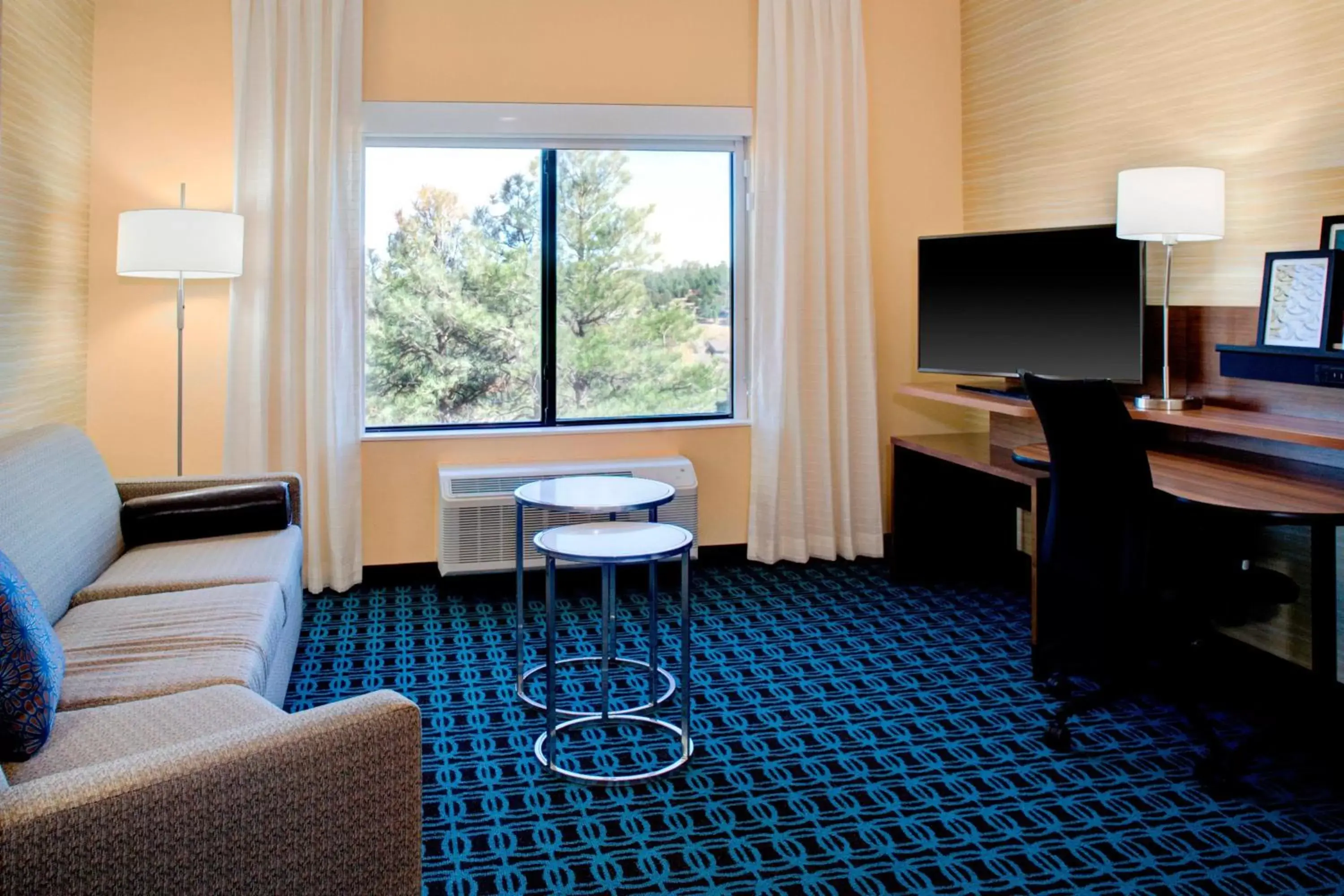 Living room, Seating Area in Fairfield Inn & Suites by Marriott Flagstaff East