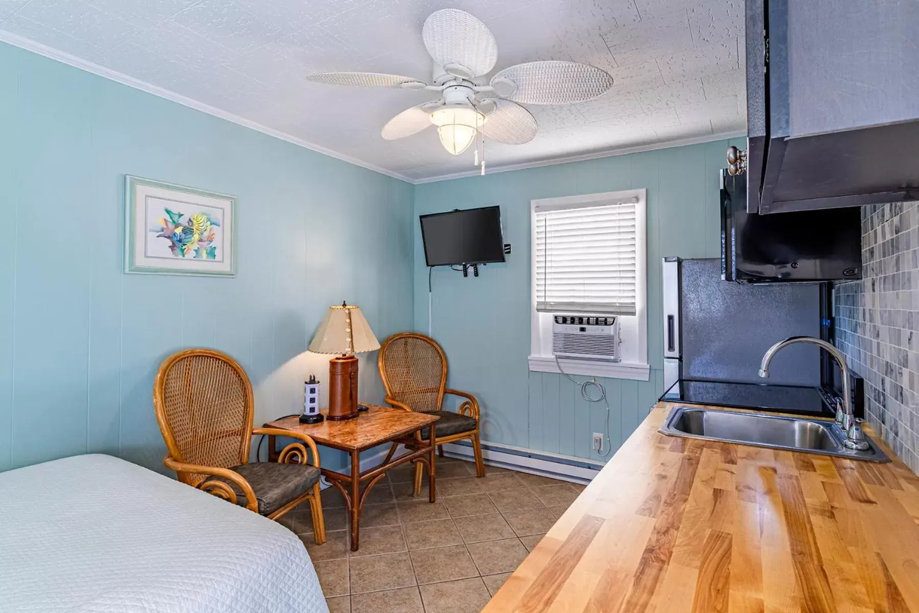 Kitchen or kitchenette, Seating Area in Island Motel OBX