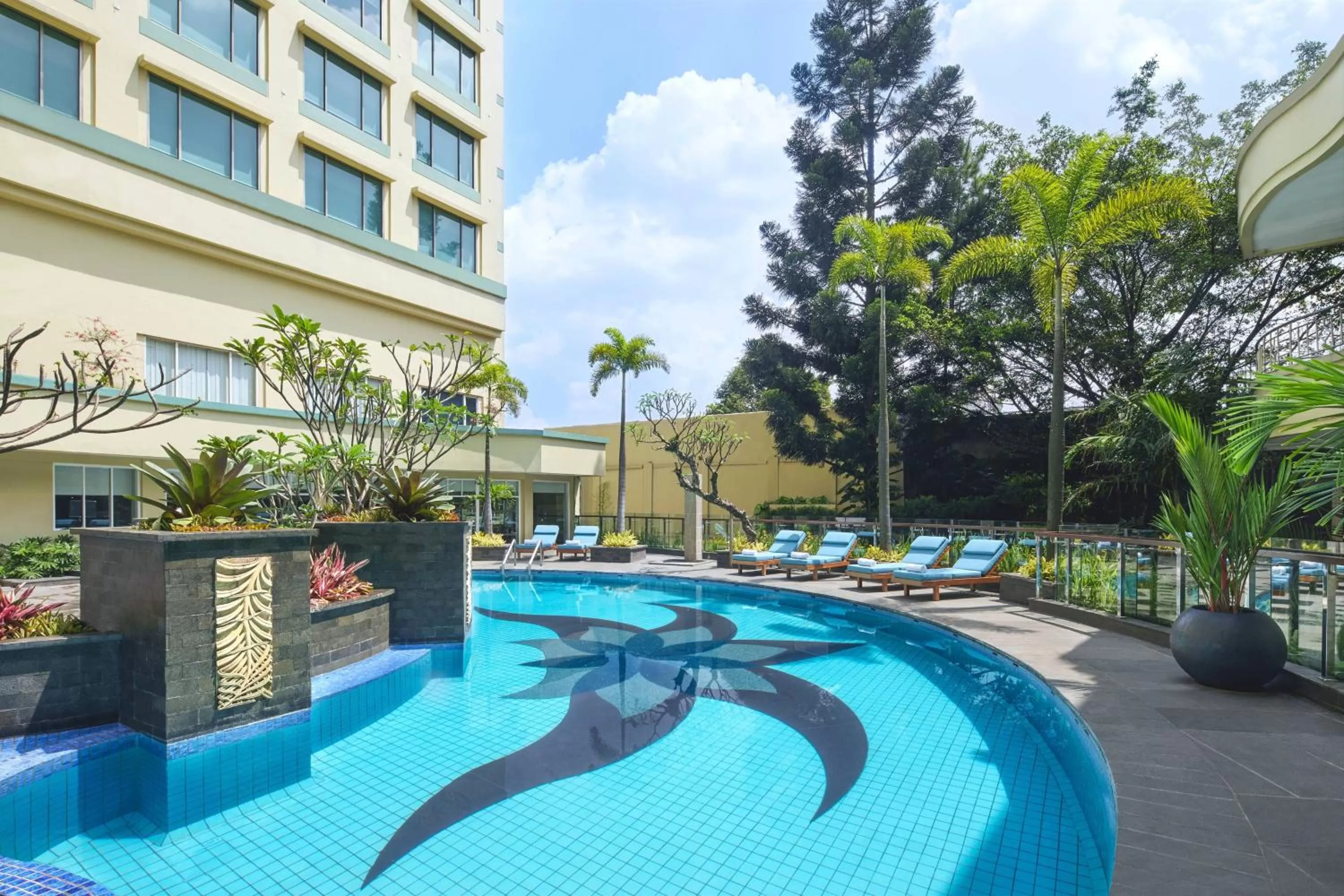 Swimming pool in Courtyard by Marriott Bandung Dago