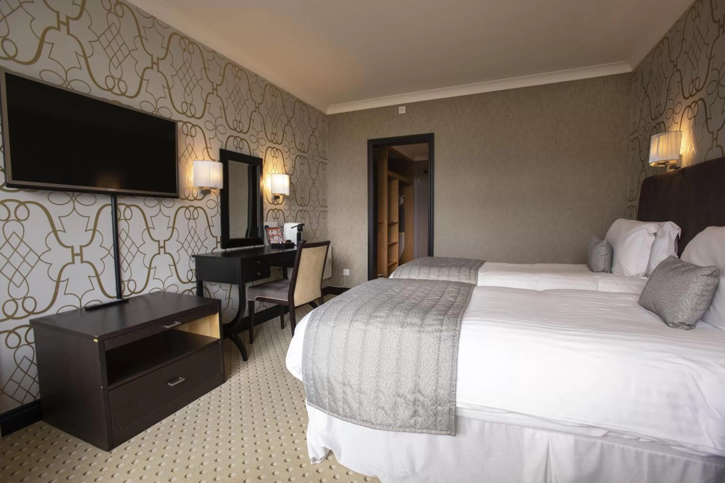 Bedroom, Bed in The Lincoln Hotel