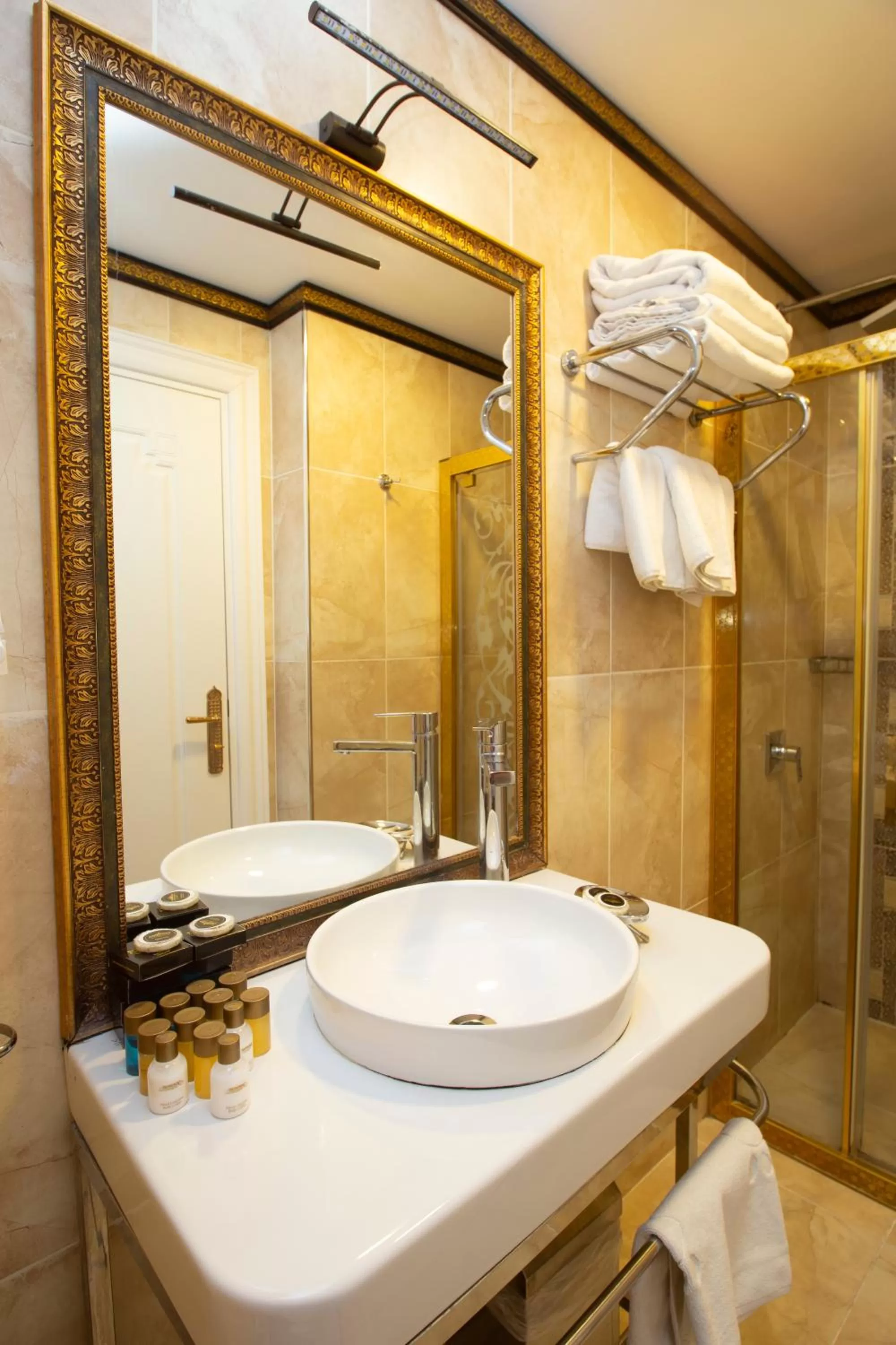 Bathroom in Empire Suite Hotel