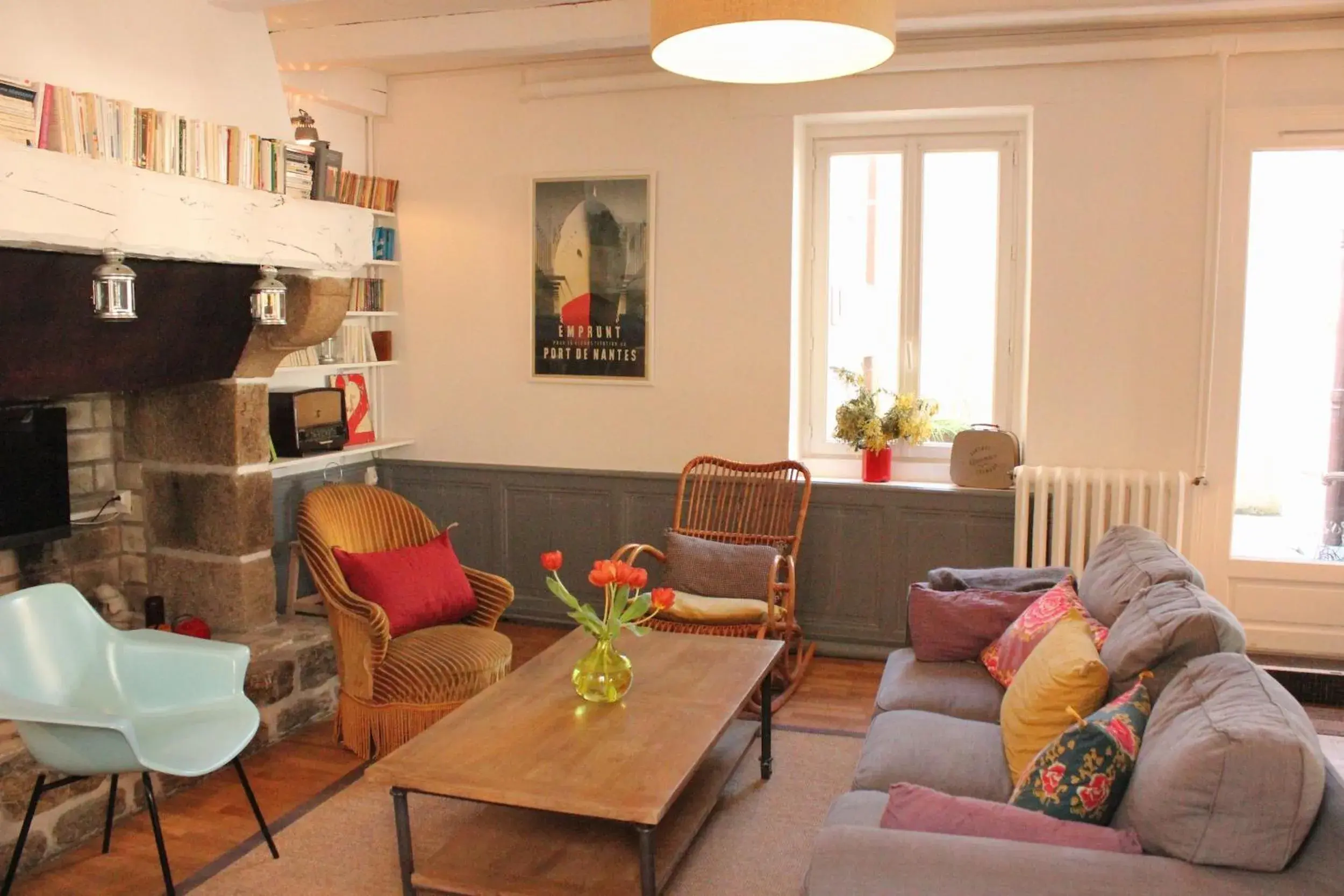 Communal lounge/ TV room in Hotel Saint-Michel