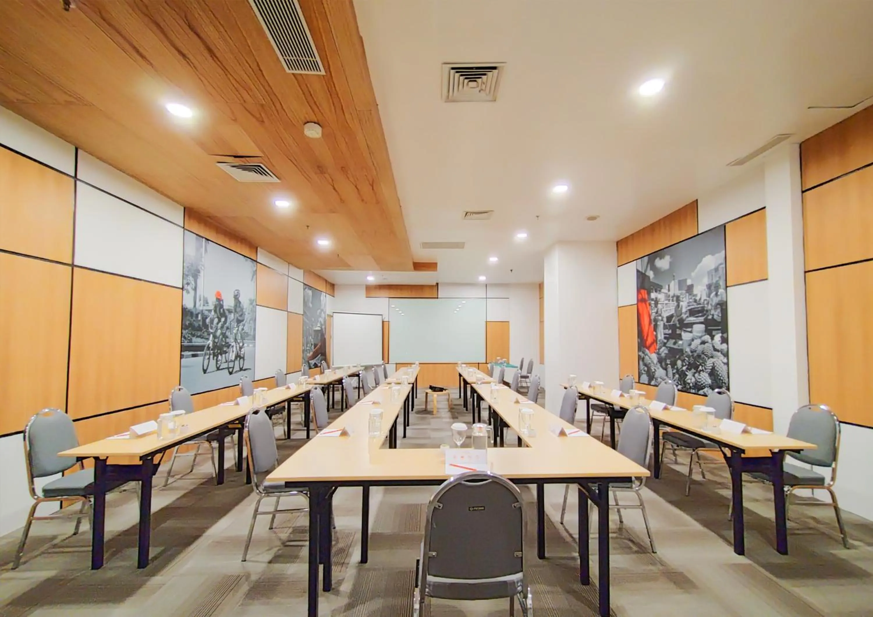 Business facilities in HARRIS Hotel Pontianak