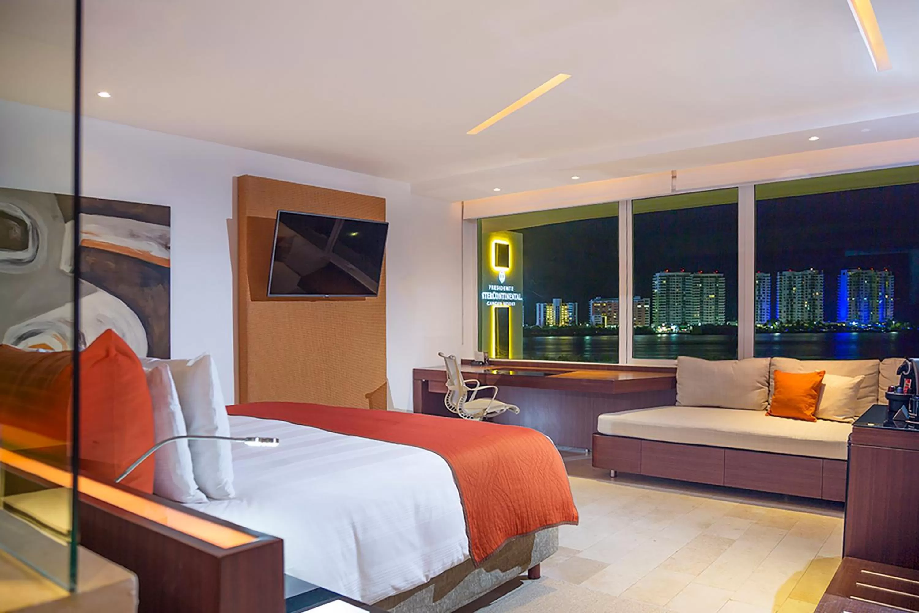 Lake view, Bed in Presidente InterContinental Cancun Resort