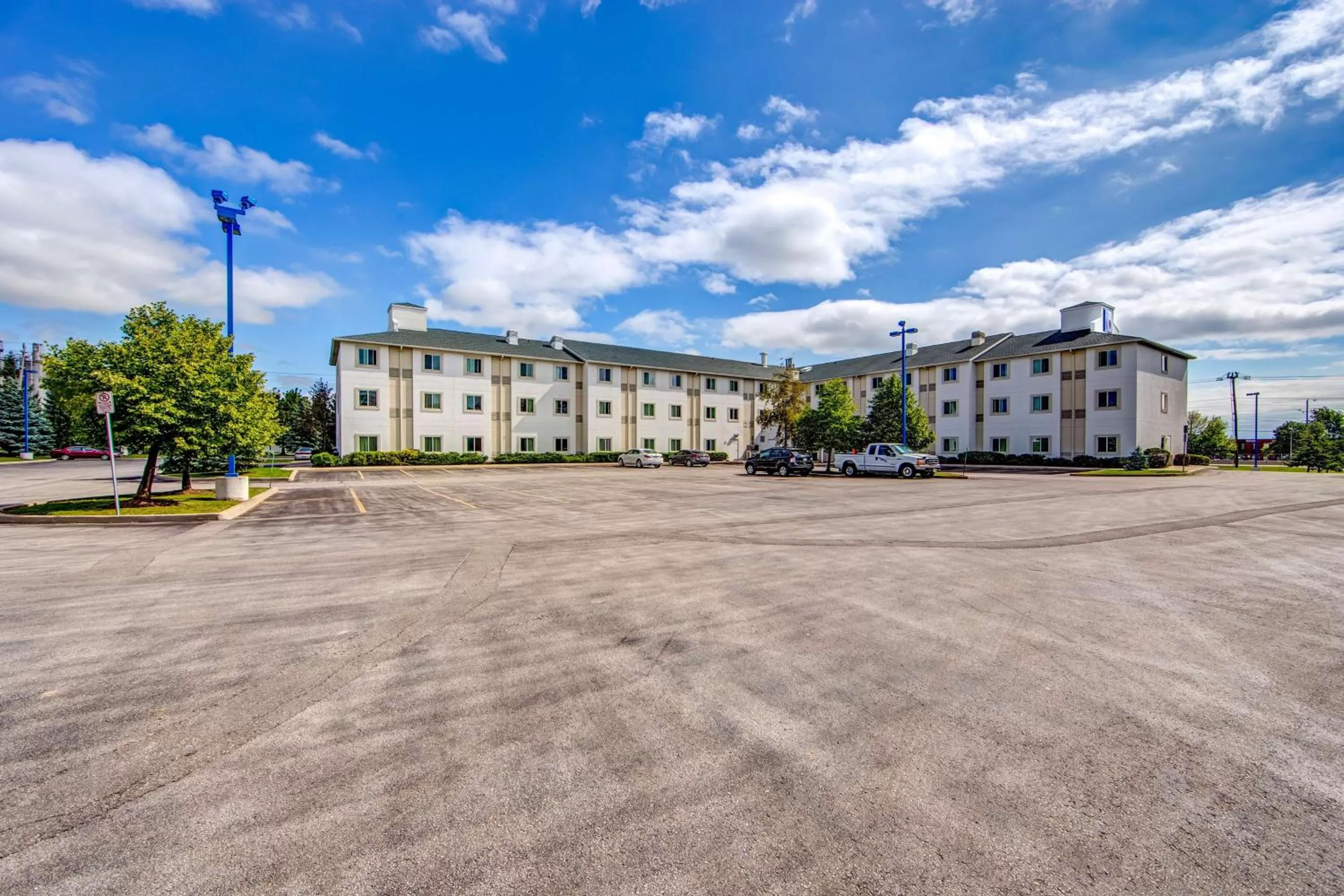 Property building in Motel 6-Burlington, ON - Toronto West - Oakville