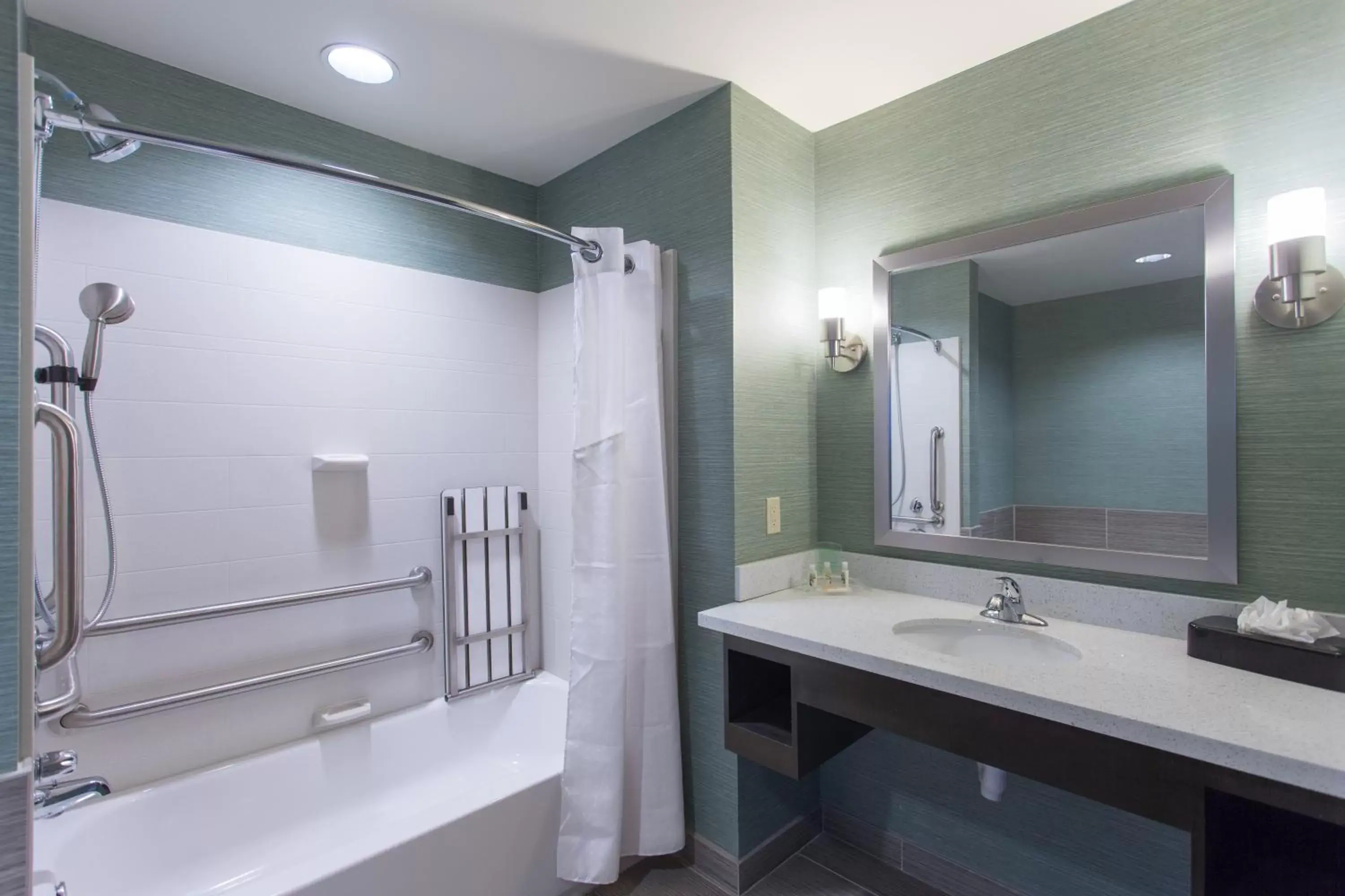 Photo of the whole room, Bathroom in Holiday Inn Texarkana Arkansas Convention Center, an IHG Hotel