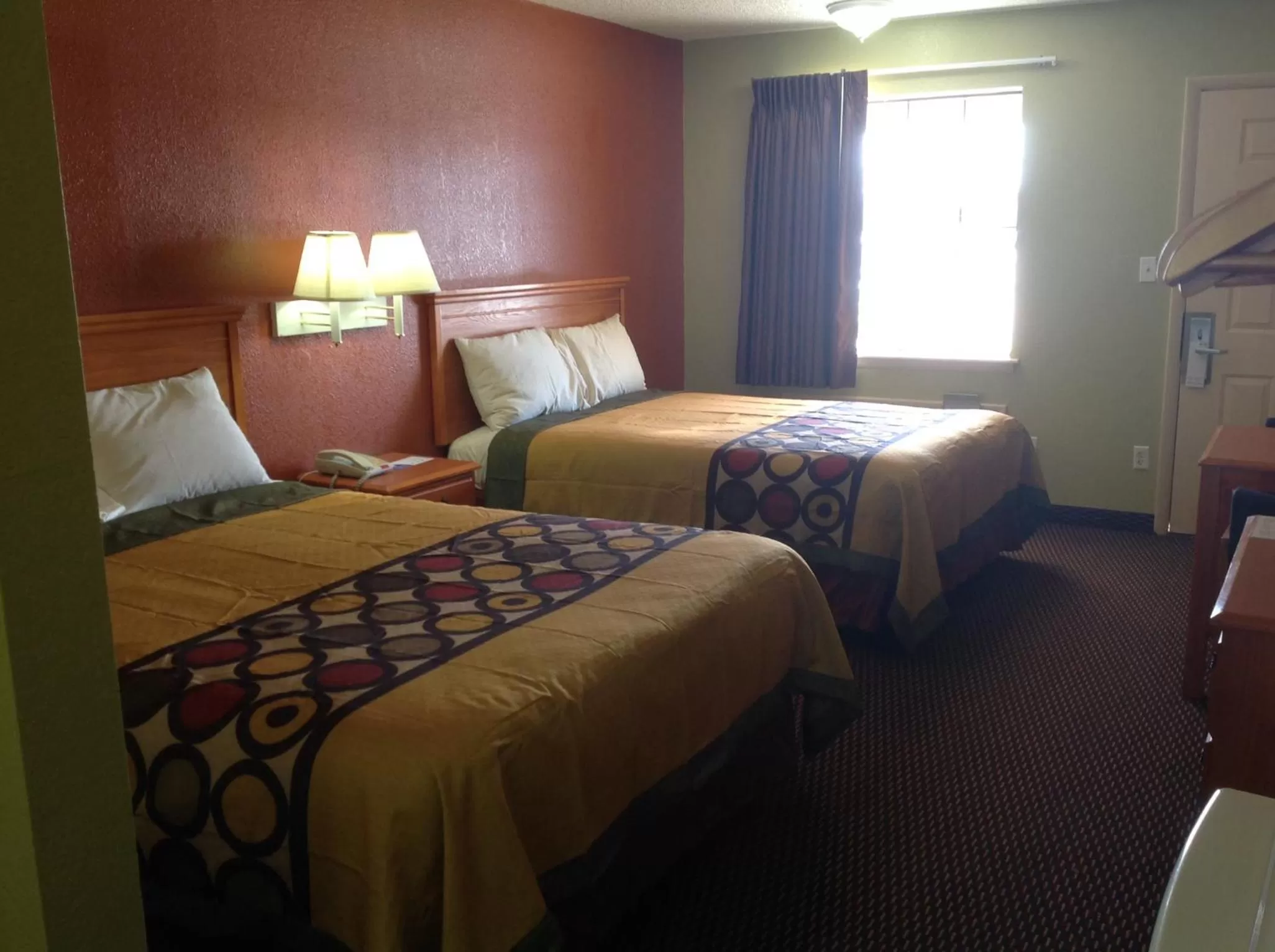 Bed in Americas Best Value Inn Pryor