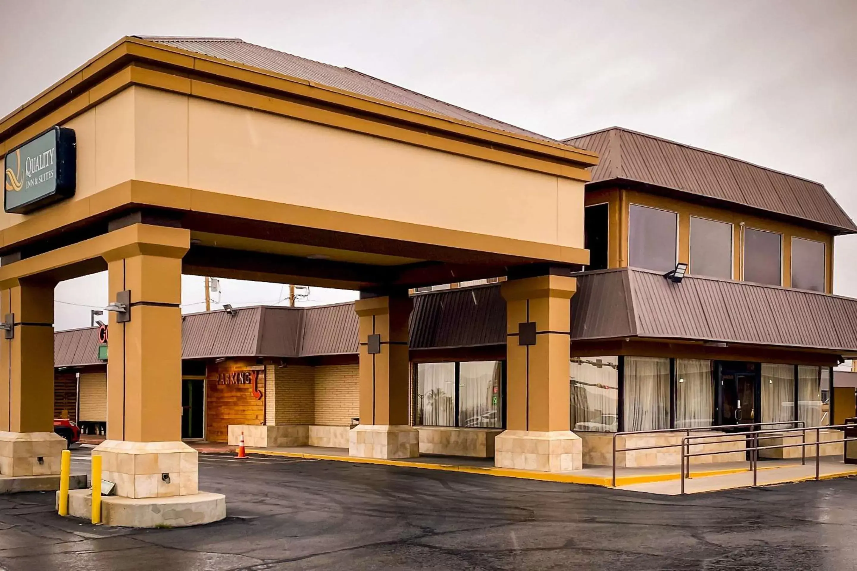 Property Building in Quality Inn & Suites Airport
