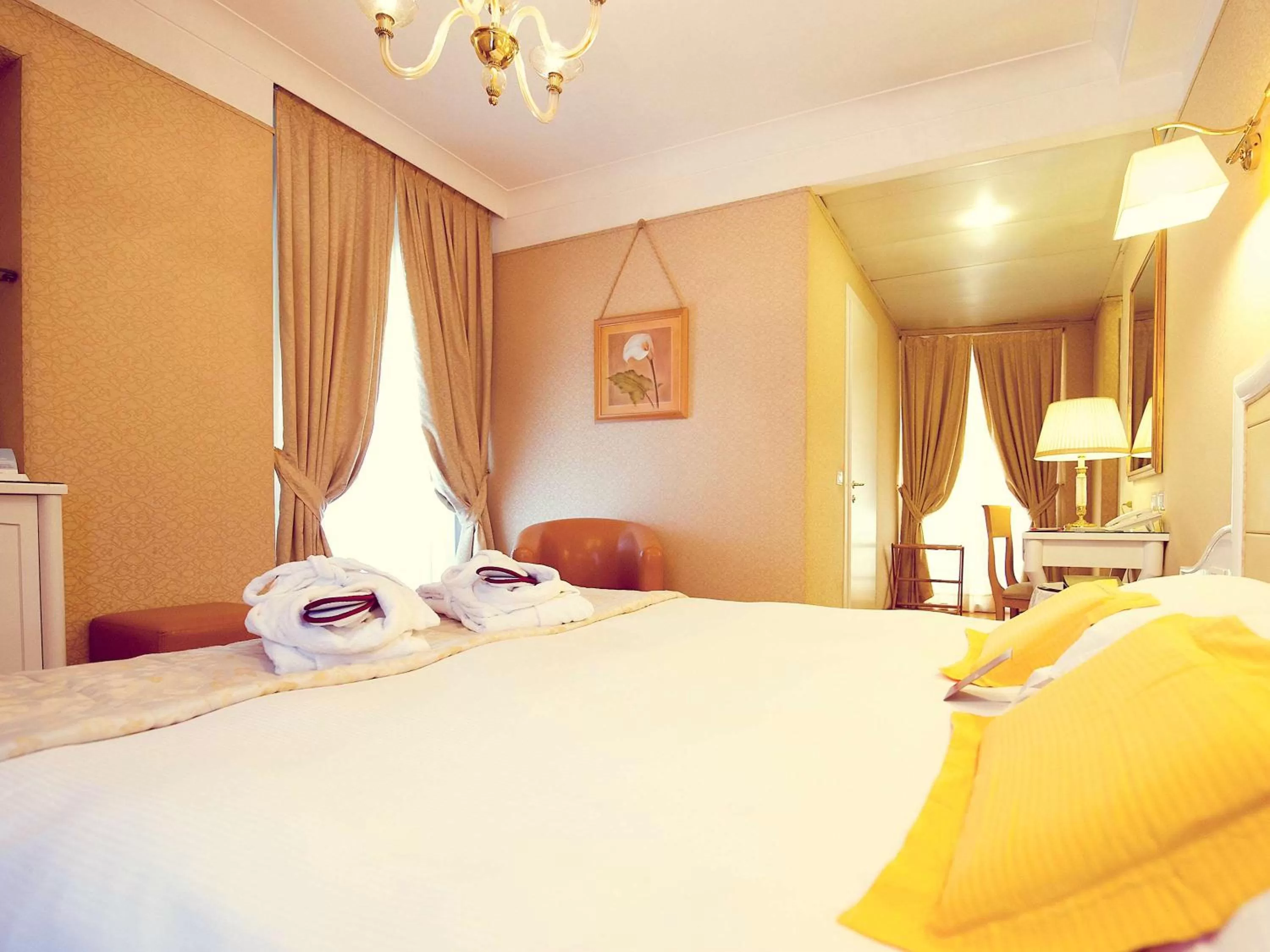 Photo of the whole room, Bed in Hotel Mercure Milano Centro