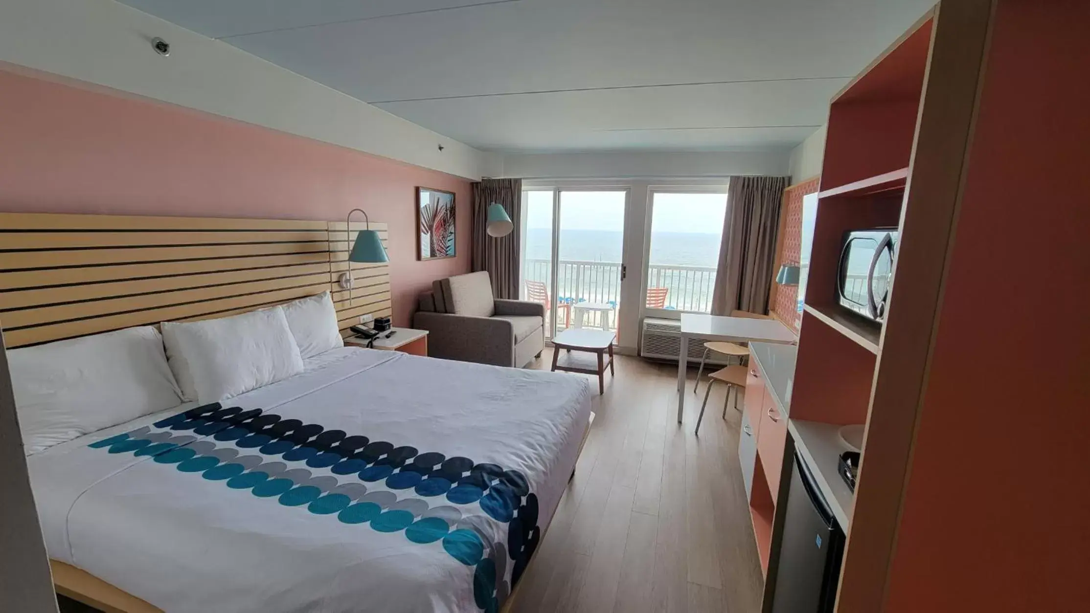 Bed in Golden Sands Oceanfront Hotel