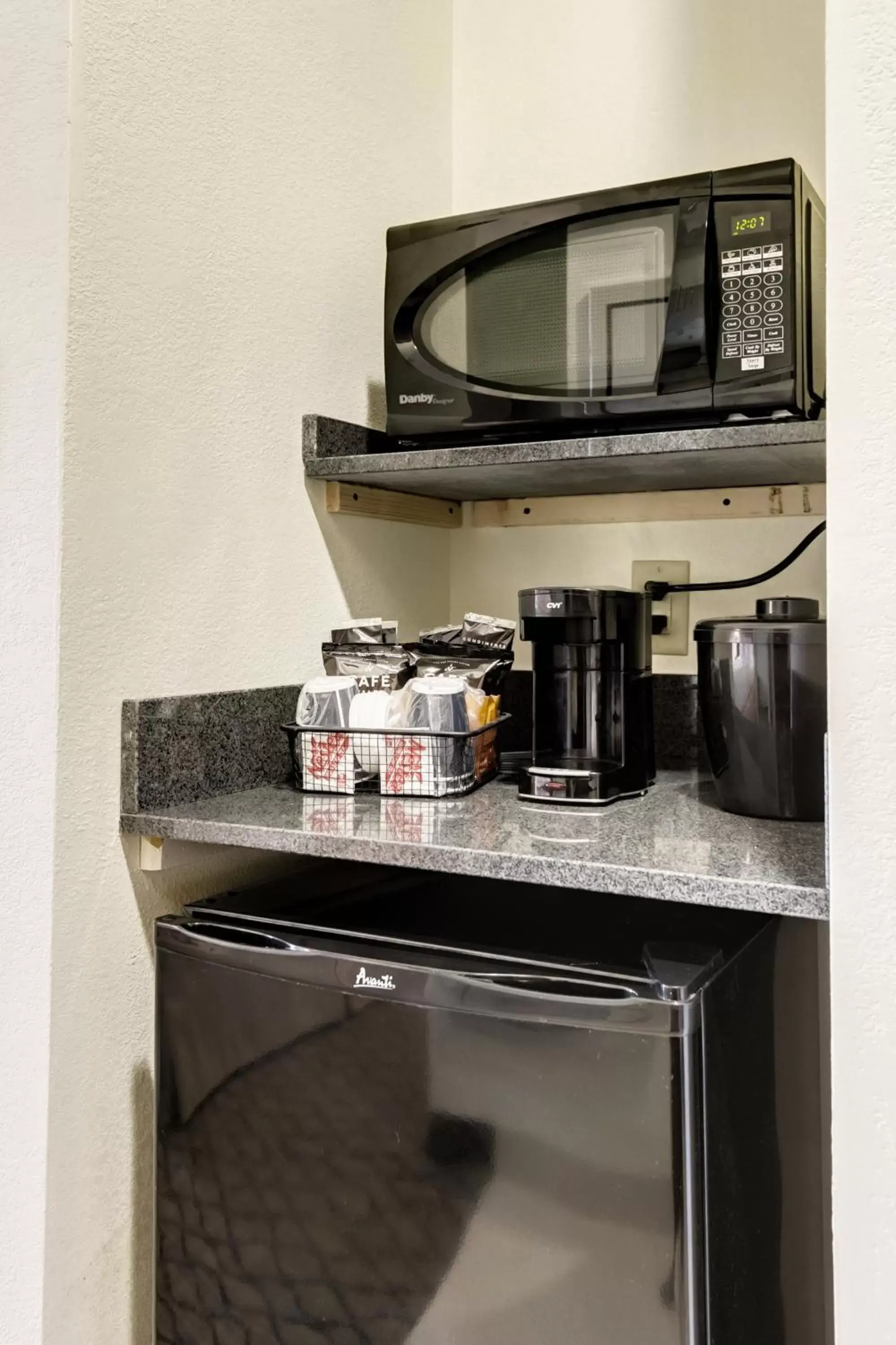 American breakfast, Kitchen/Kitchenette in Holiday Inn Express and Suites Sikeston, an IHG Hotel