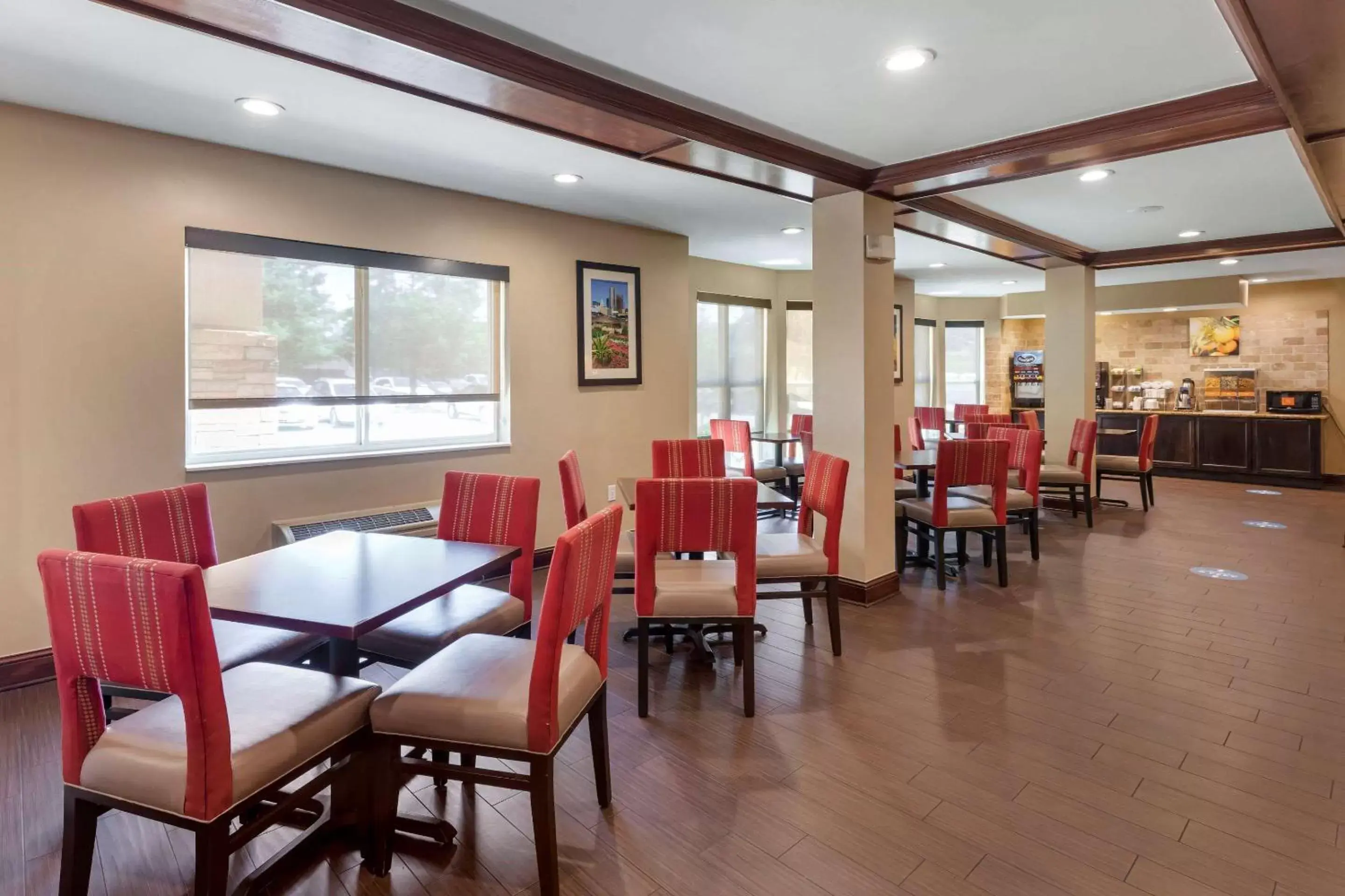 Restaurant/Places to Eat in Comfort Suites North Dallas